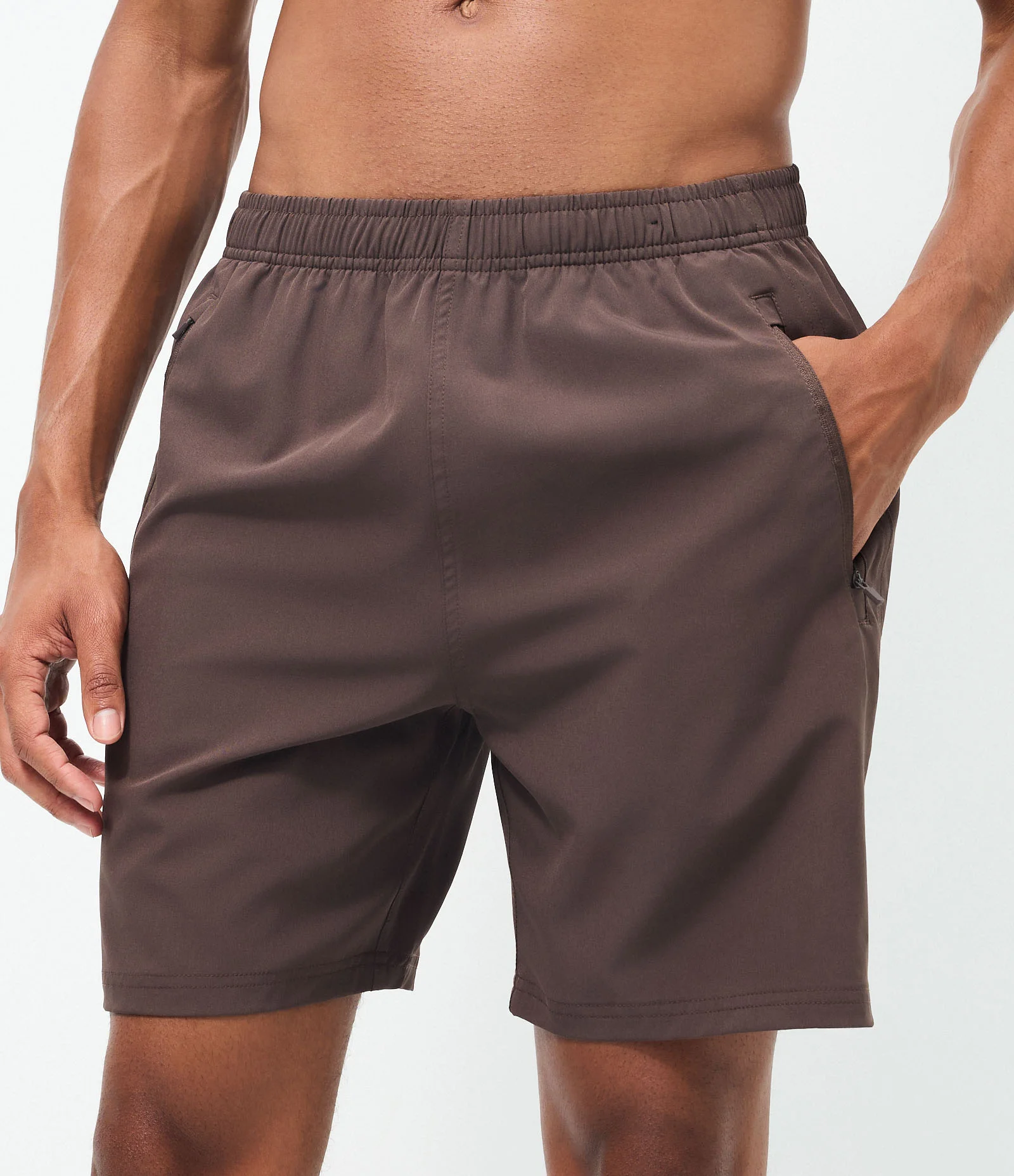 Bermuda Esportiva com Laser Cut e Bolsos com Zíper Marrom 2