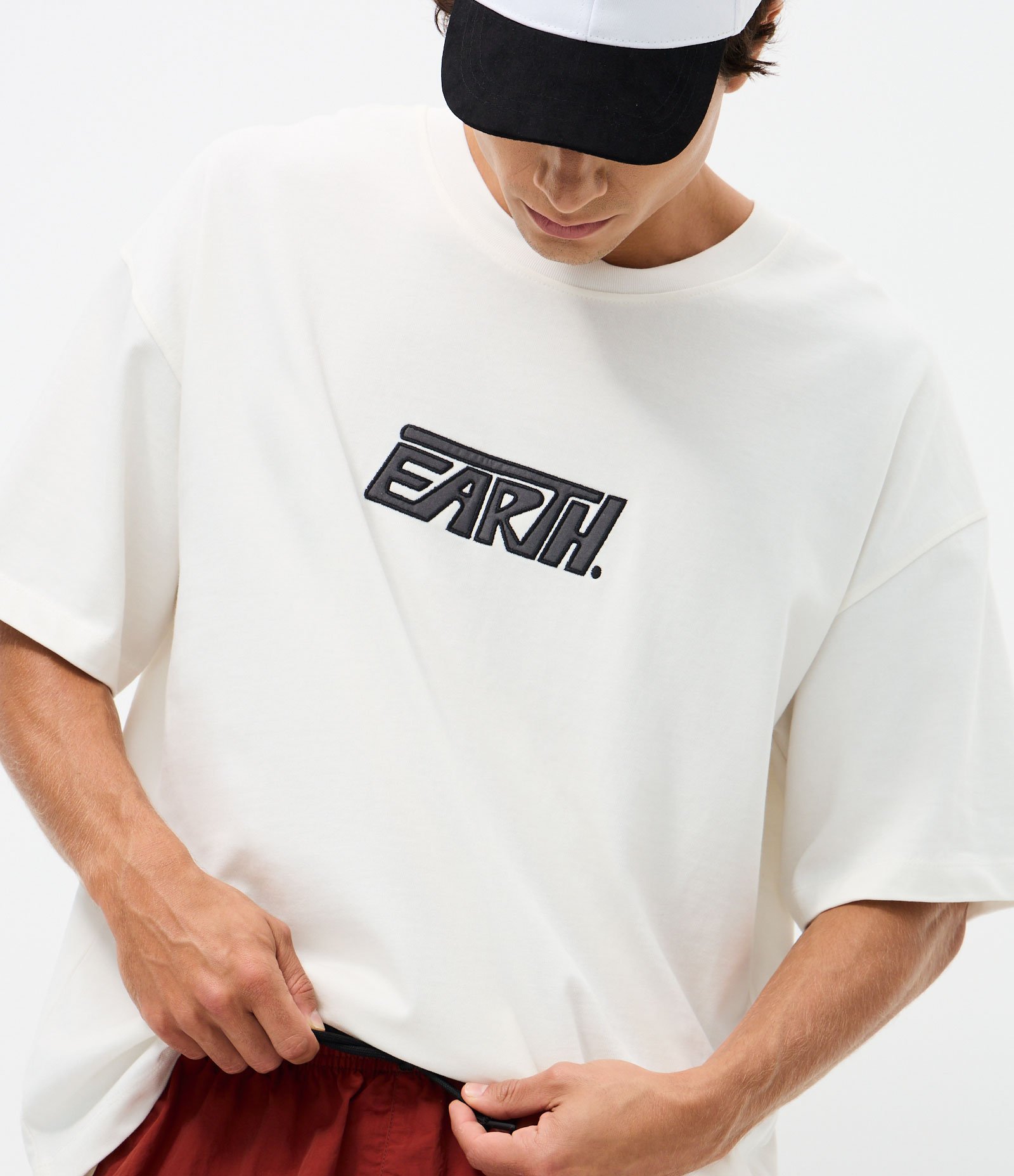 Camiseta Oversized em Algodão com Bordado Earth Branco 1