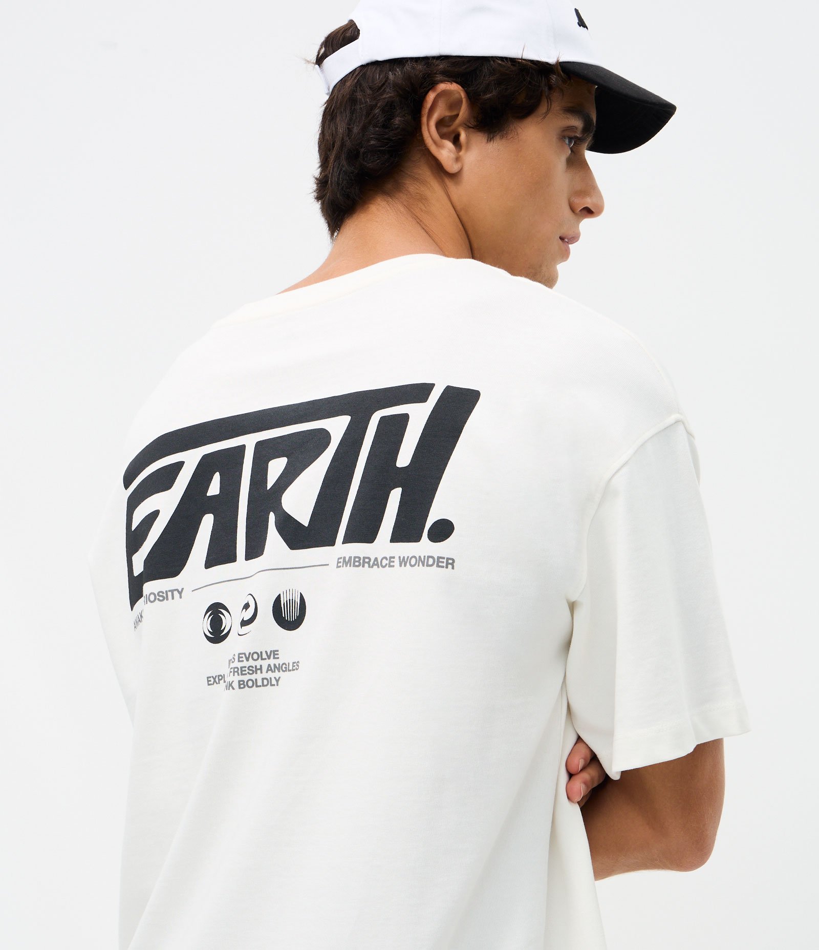 Camiseta Oversized em Algodão com Bordado Earth Branco 3