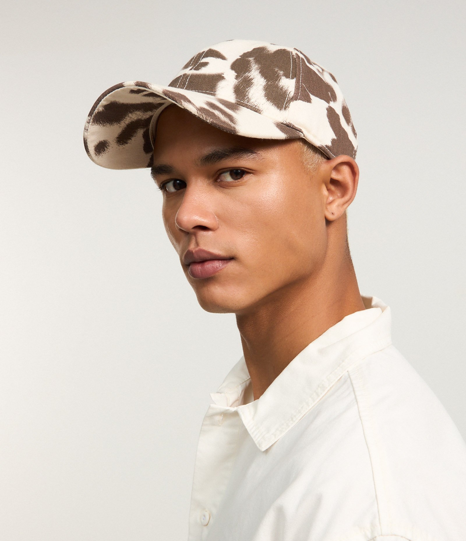 Boné Dad Hat em Sarja Estampada Animal Print Vaquinha Marrom 2