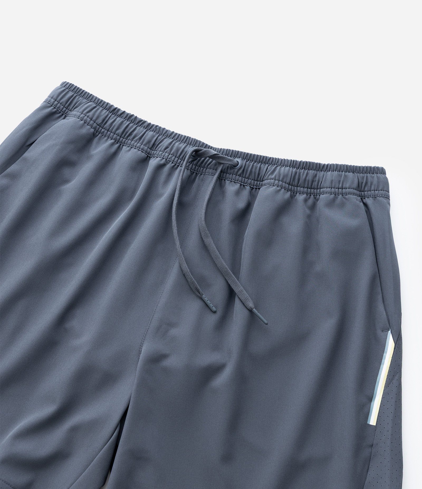 Bermuda Esportiva com Laser Cut e Print Lateral Azul 12