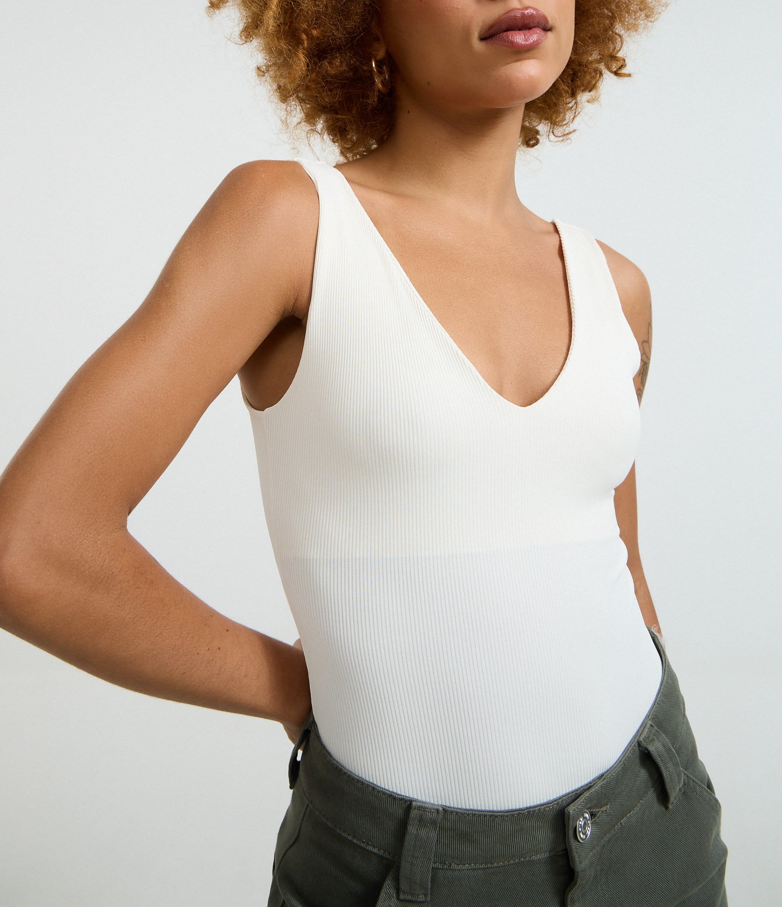 Body Regata em Poliamida com Decote em V Branco 3