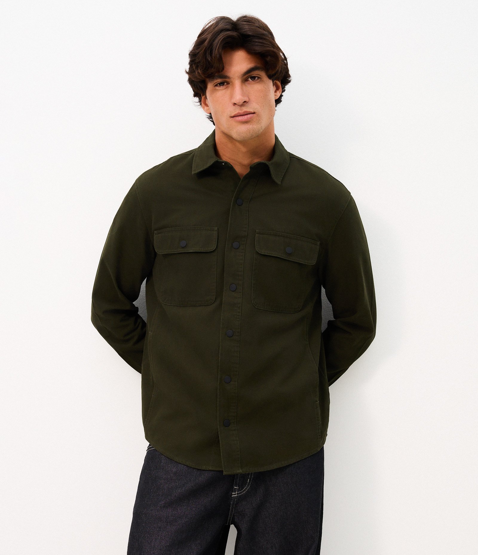Camisa em Sarja com Botões e Bolsos Verde Oliva 1