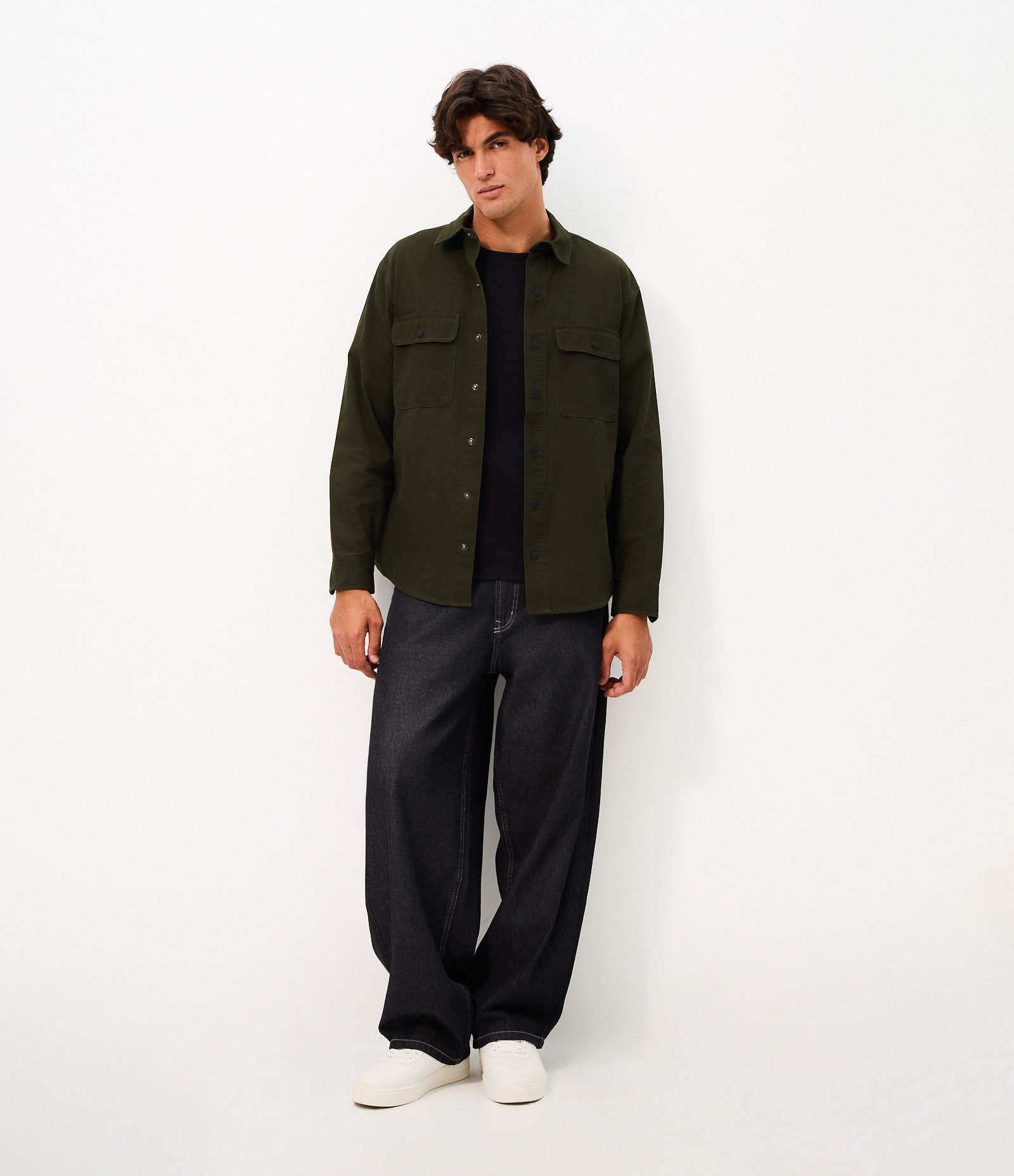 Camisa em Sarja com Botões e Bolsos Verde Oliva 2