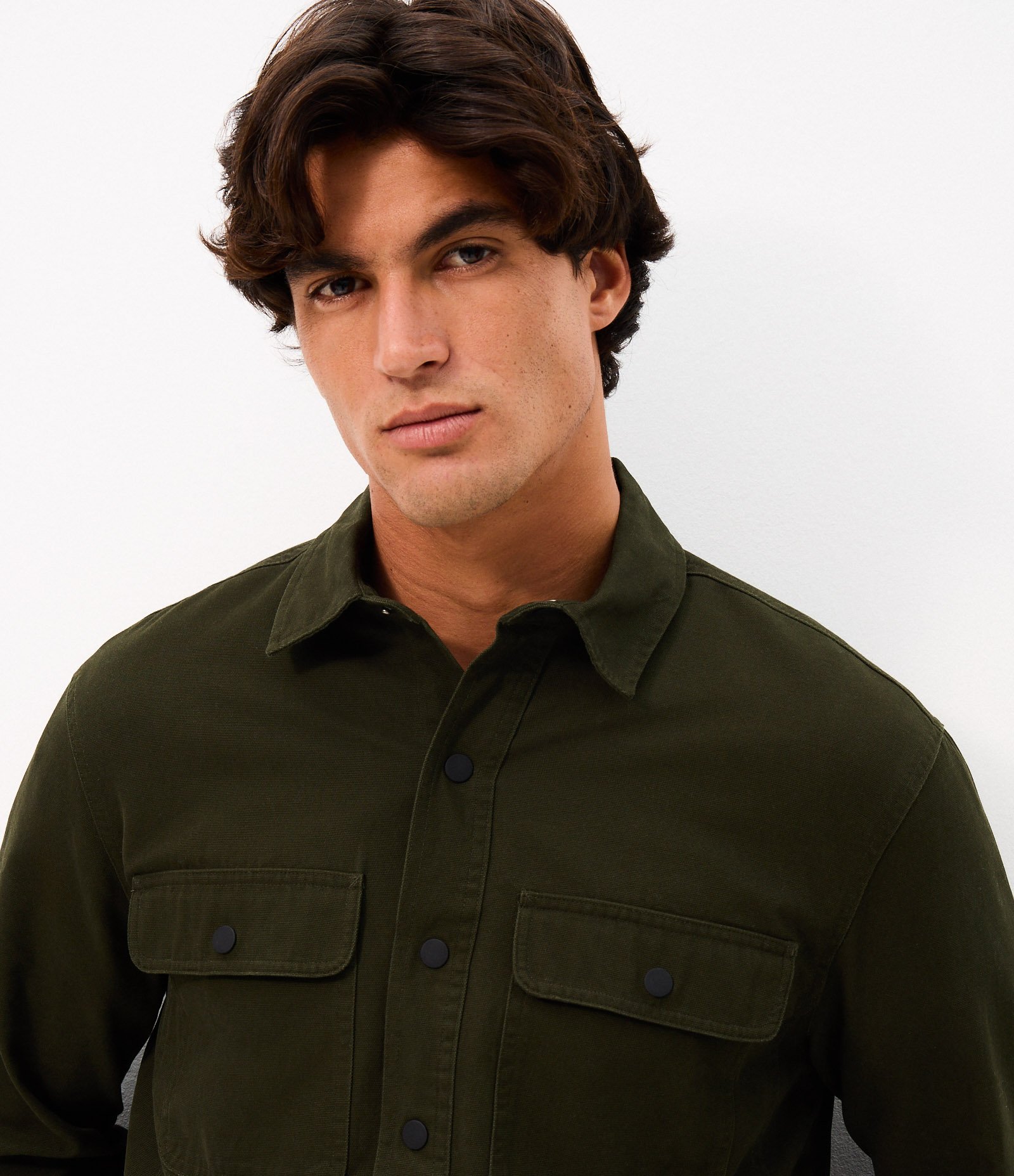 Camisa em Sarja com Botões e Bolsos Verde Oliva 3