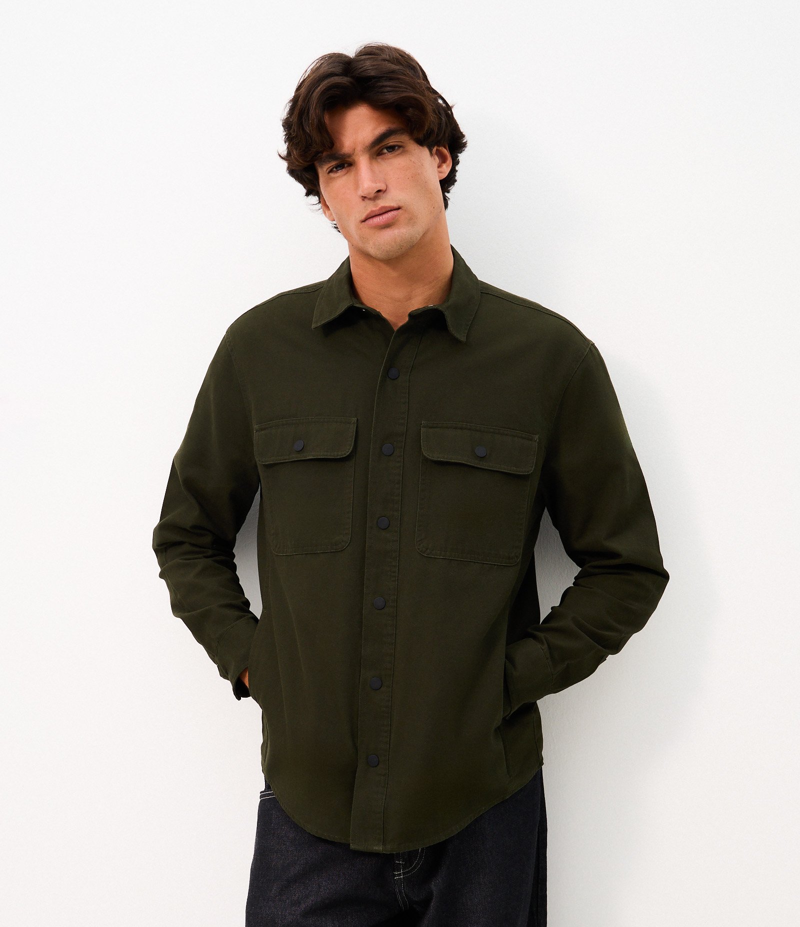 Camisa em Sarja com Botões e Bolsos Verde Oliva 5