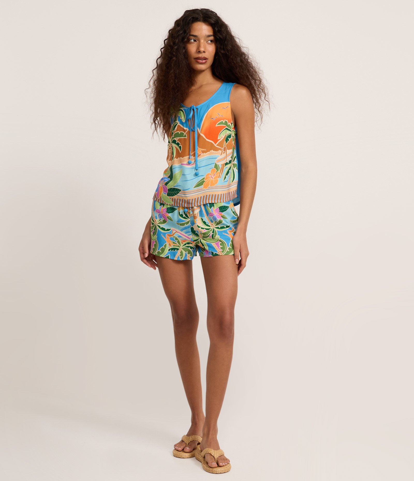 Blusa em Viscose com Estampa Tropical Azul 2