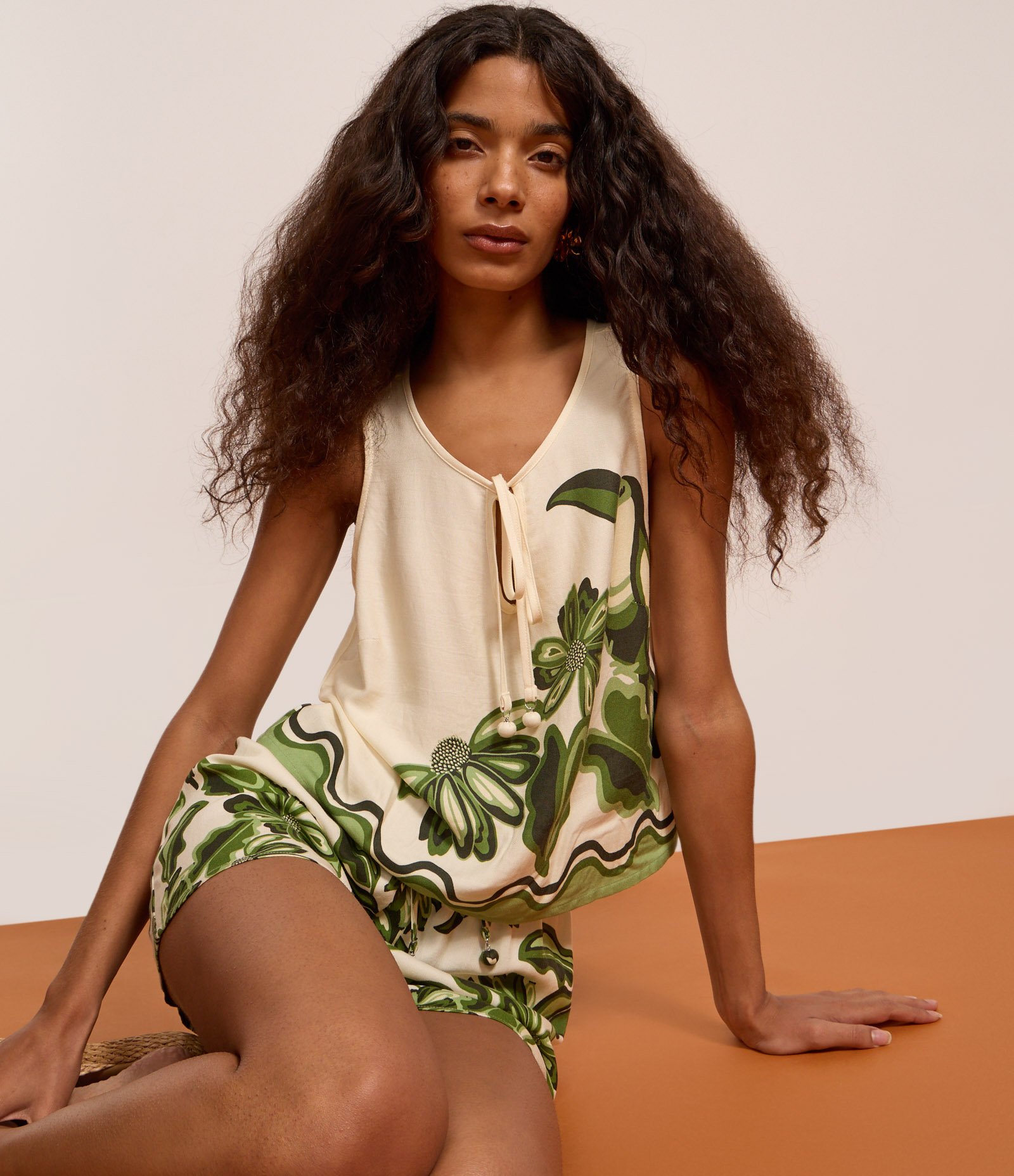 Blusa Regular em Viscose com Estampa de Tucano e Amarração Bege 4