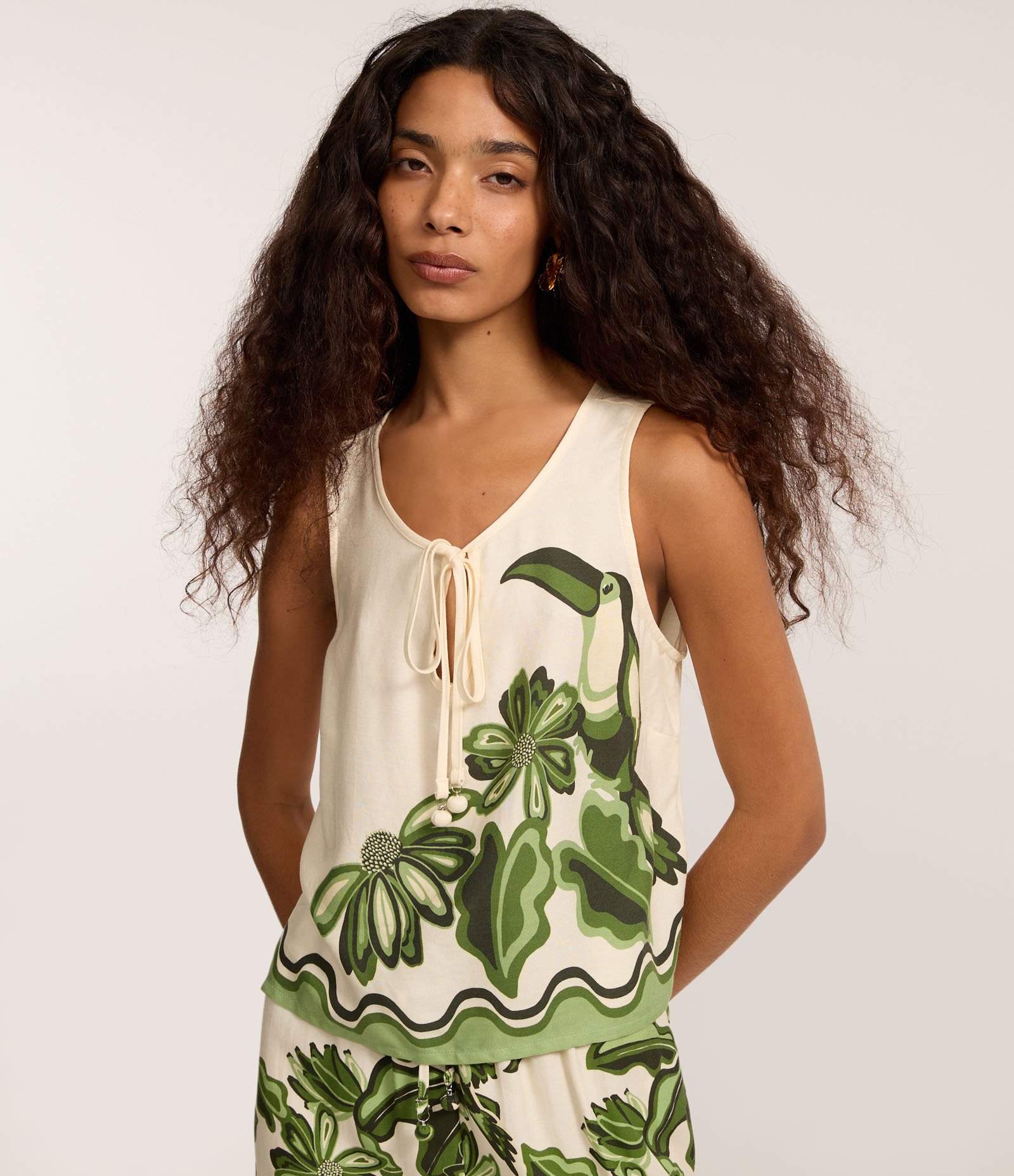 Blusa Regular em Viscose com Estampa de Tucano e Amarração Bege 1