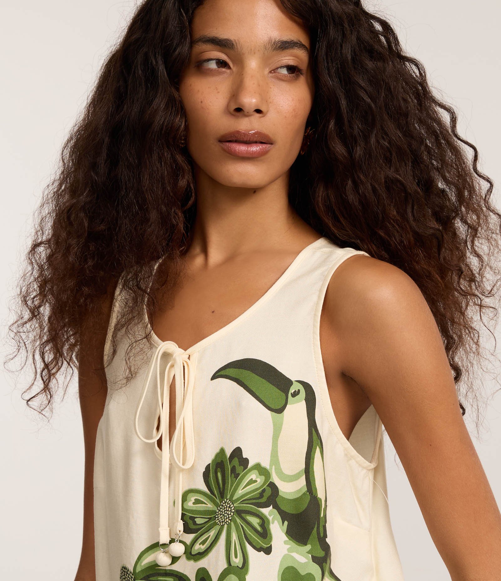 Blusa Regular em Viscose com Estampa de Tucano e Amarração Bege 3