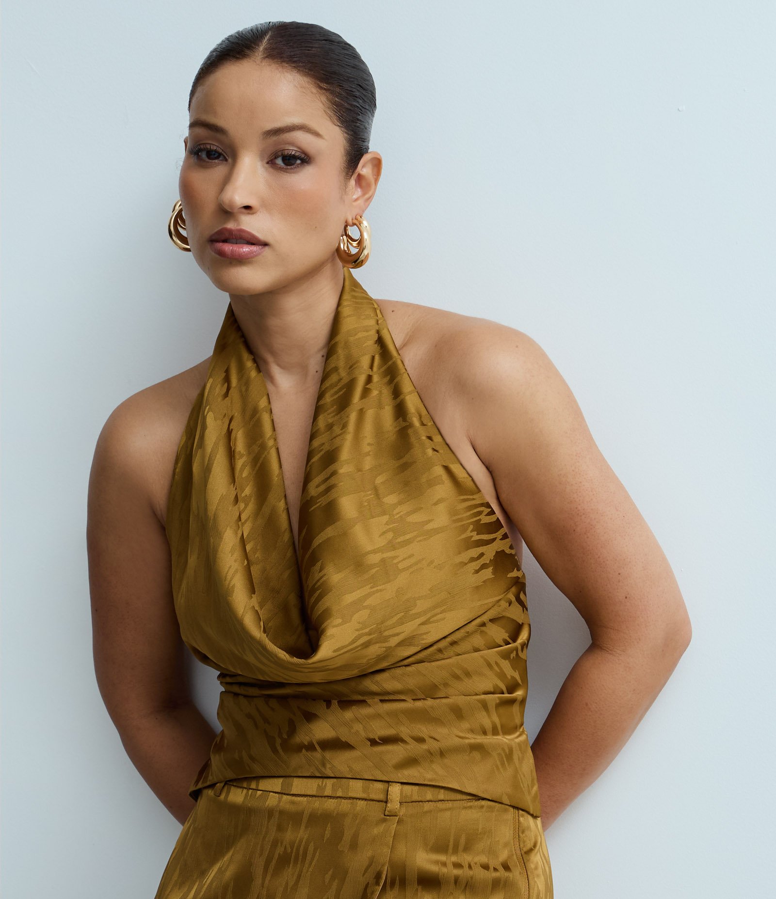 Blusa Frente Única em Jacquard Acetinado com Decote Degagê e Efeito Manchado Amarelo 1