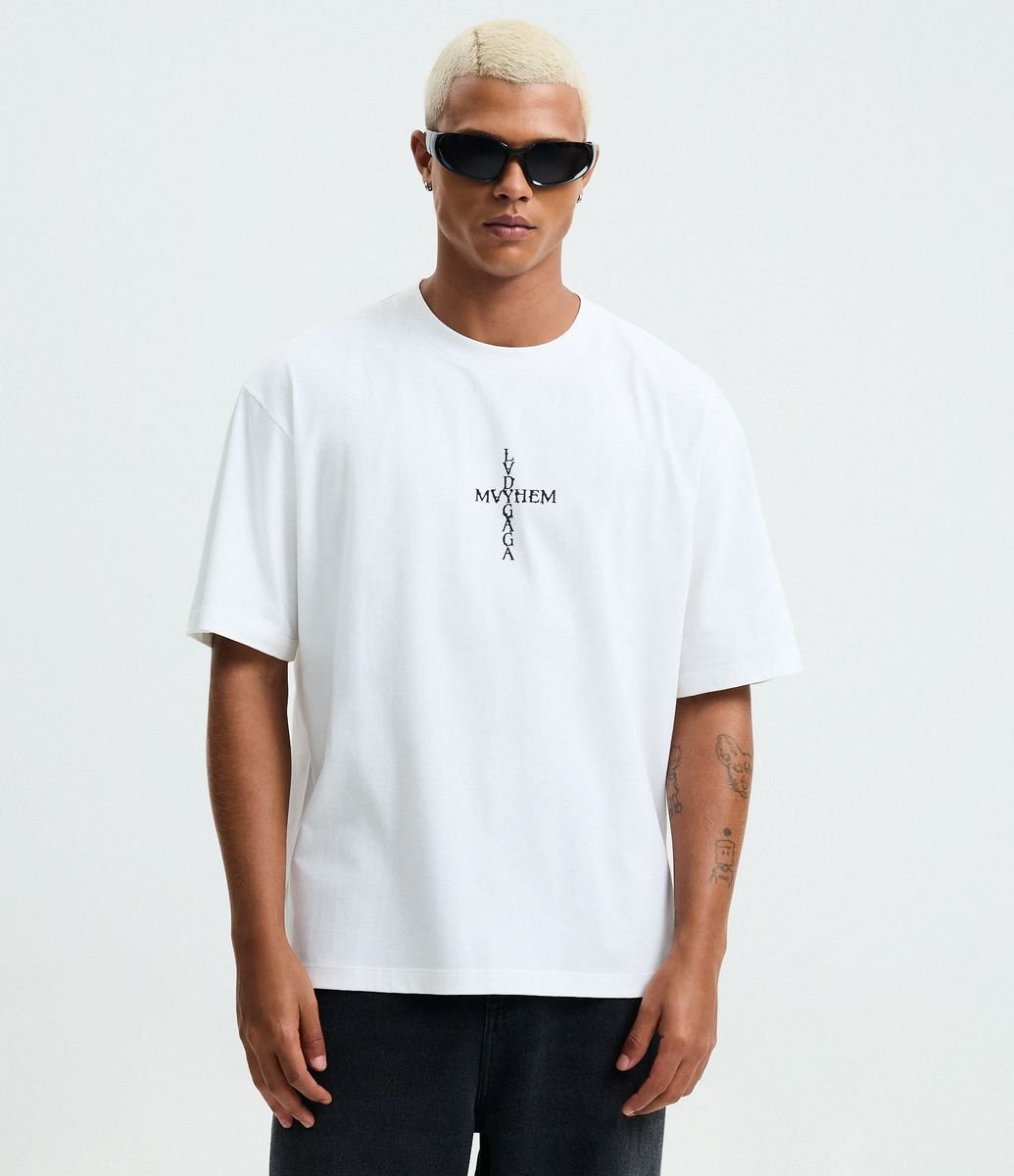 Lady Gaga MAYHEM Icon Tee ホワイト Camiseta Boxy em Algodão com Estampa Lady Gaga Mayhem Branco