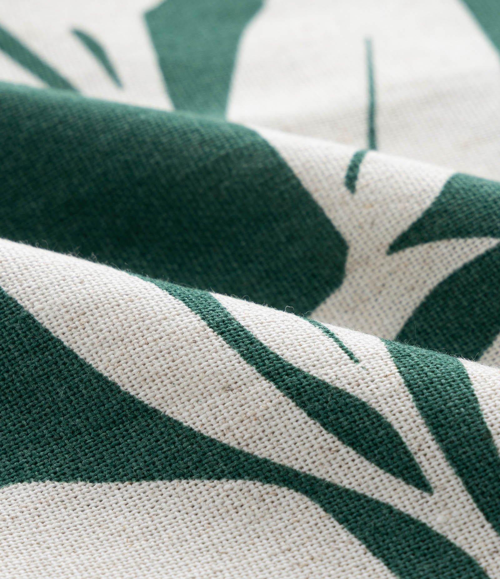 Camisa em Viscolinho com Estampa de Folhagem e Viés Contrastante Curve & Plus Size Verde 7