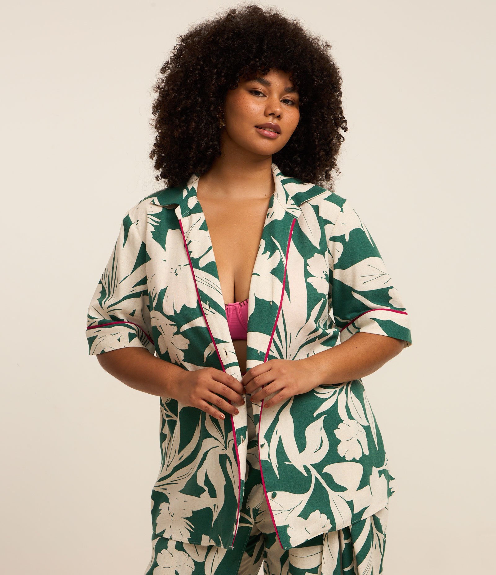 Camisa em Viscolinho com Estampa de Folhagem e Viés Contrastante Curve & Plus Size Verde 1