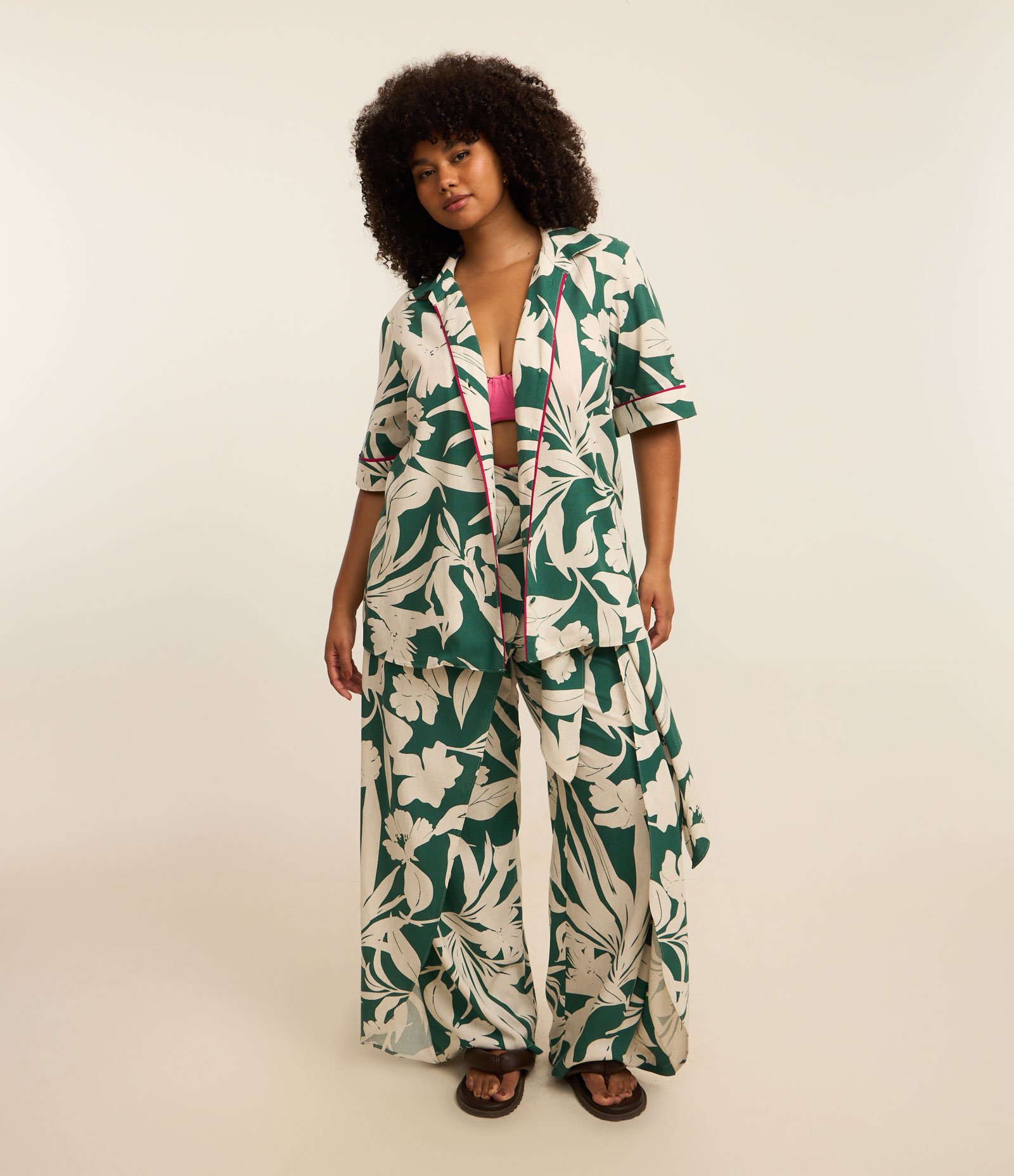 Camisa em Viscolinho com Estampa de Folhagem e Viés Contrastante Curve & Plus Size Verde 2