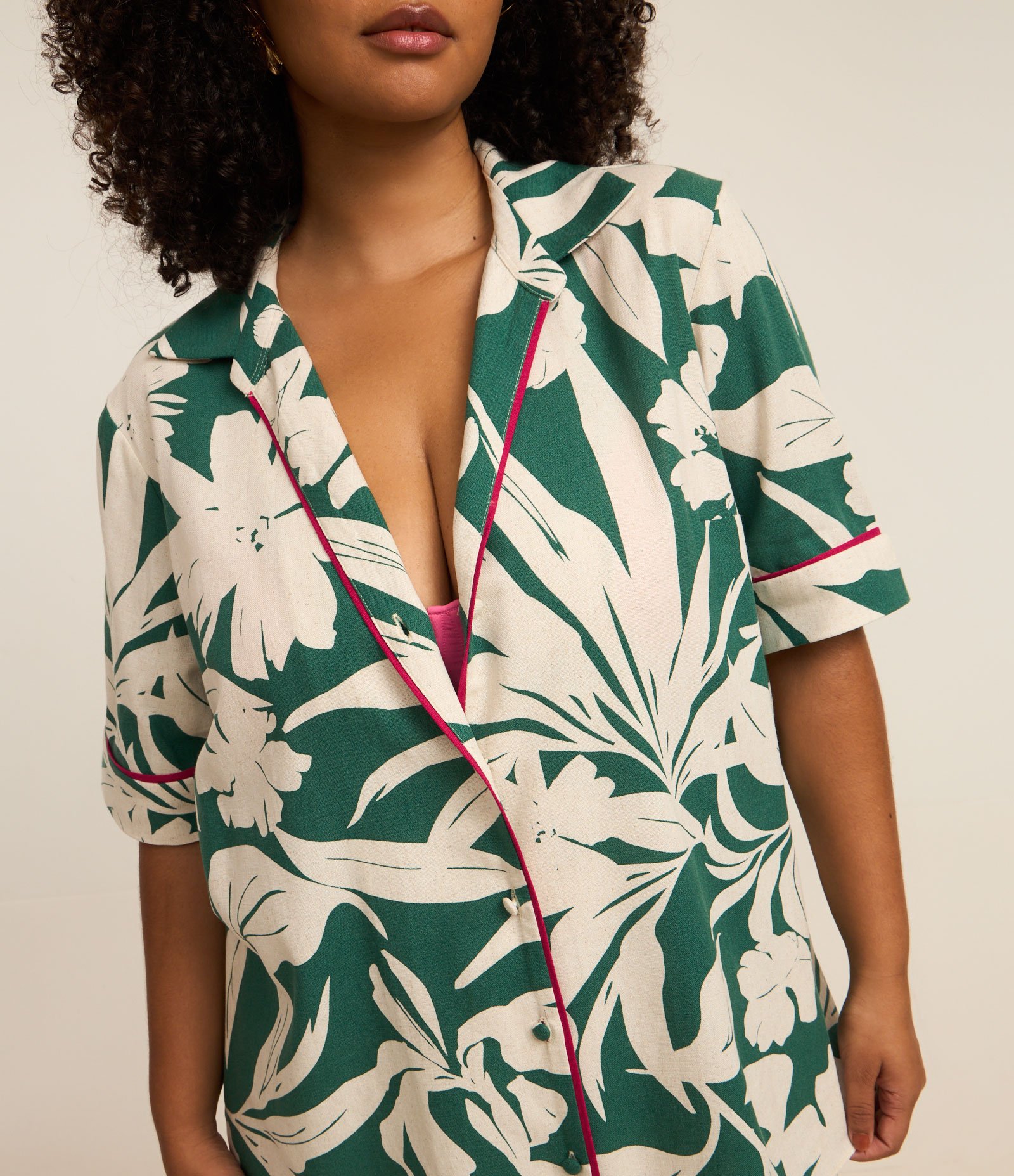 Camisa em Viscolinho com Estampa de Folhagem e Viés Contrastante Curve & Plus Size Verde 3
