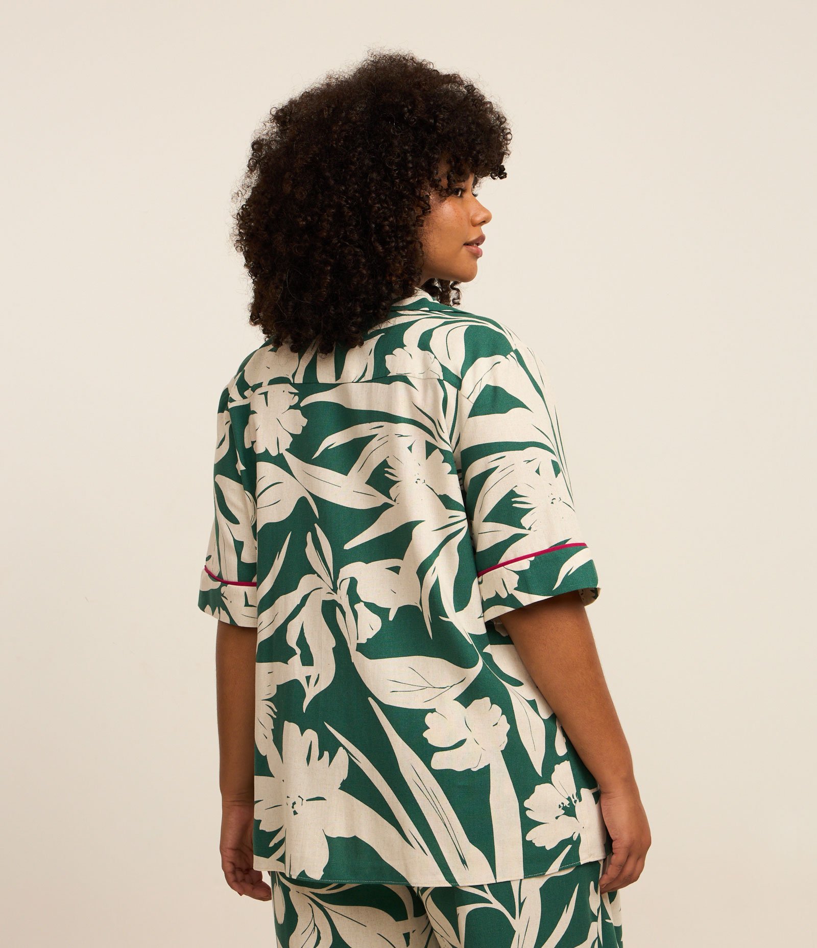 Camisa em Viscolinho com Estampa de Folhagem e Viés Contrastante Curve & Plus Size Verde 4