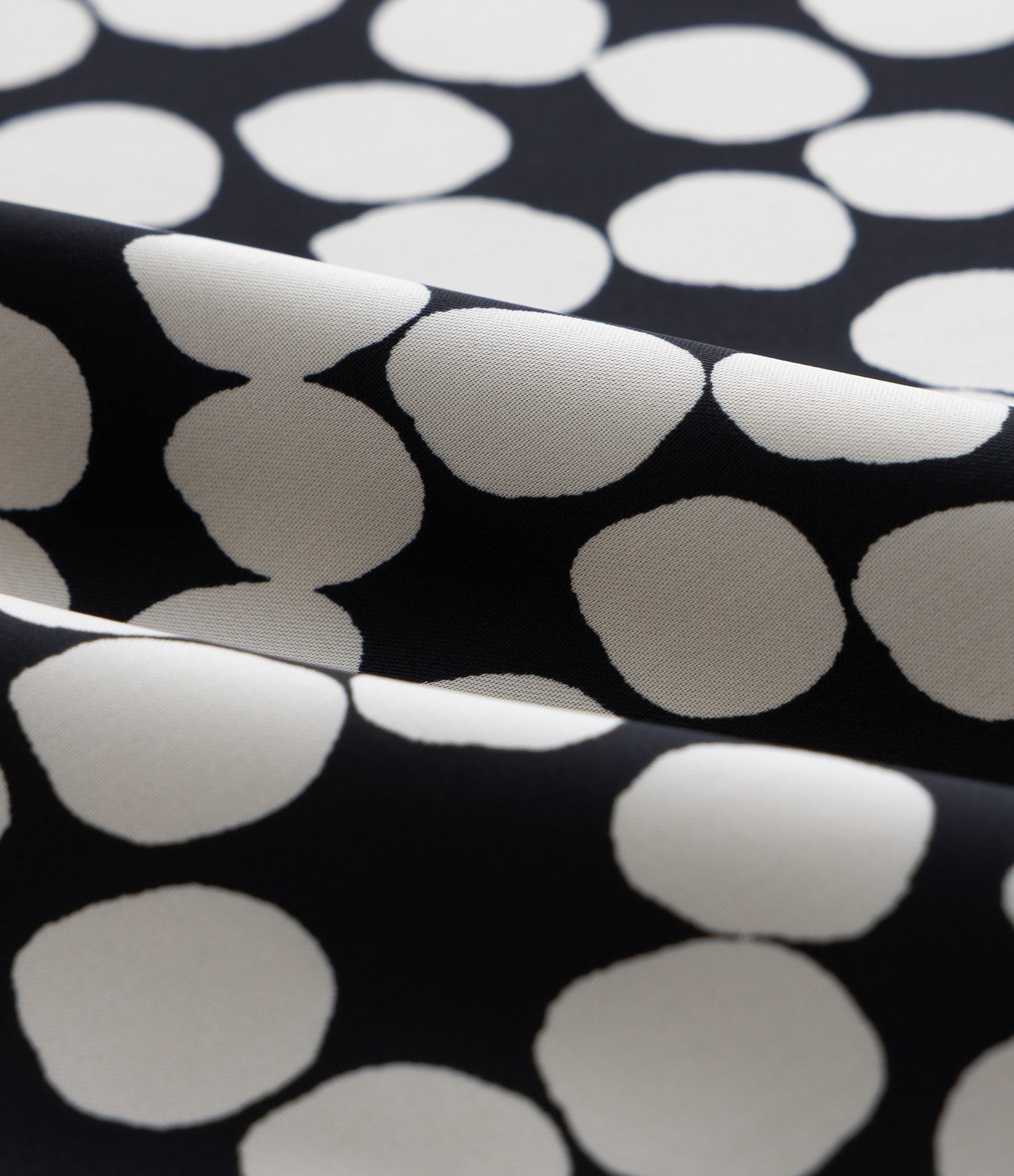 Regata em Crepe Acetinado Poá com Alça Larga Curve & Plus Size Preto/Branco 8