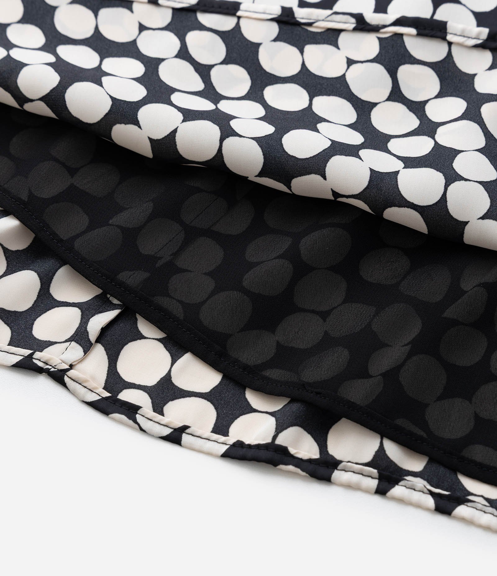 Regata em Crepe Acetinado Poá com Alça Larga Curve & Plus Size Preto/Branco 10