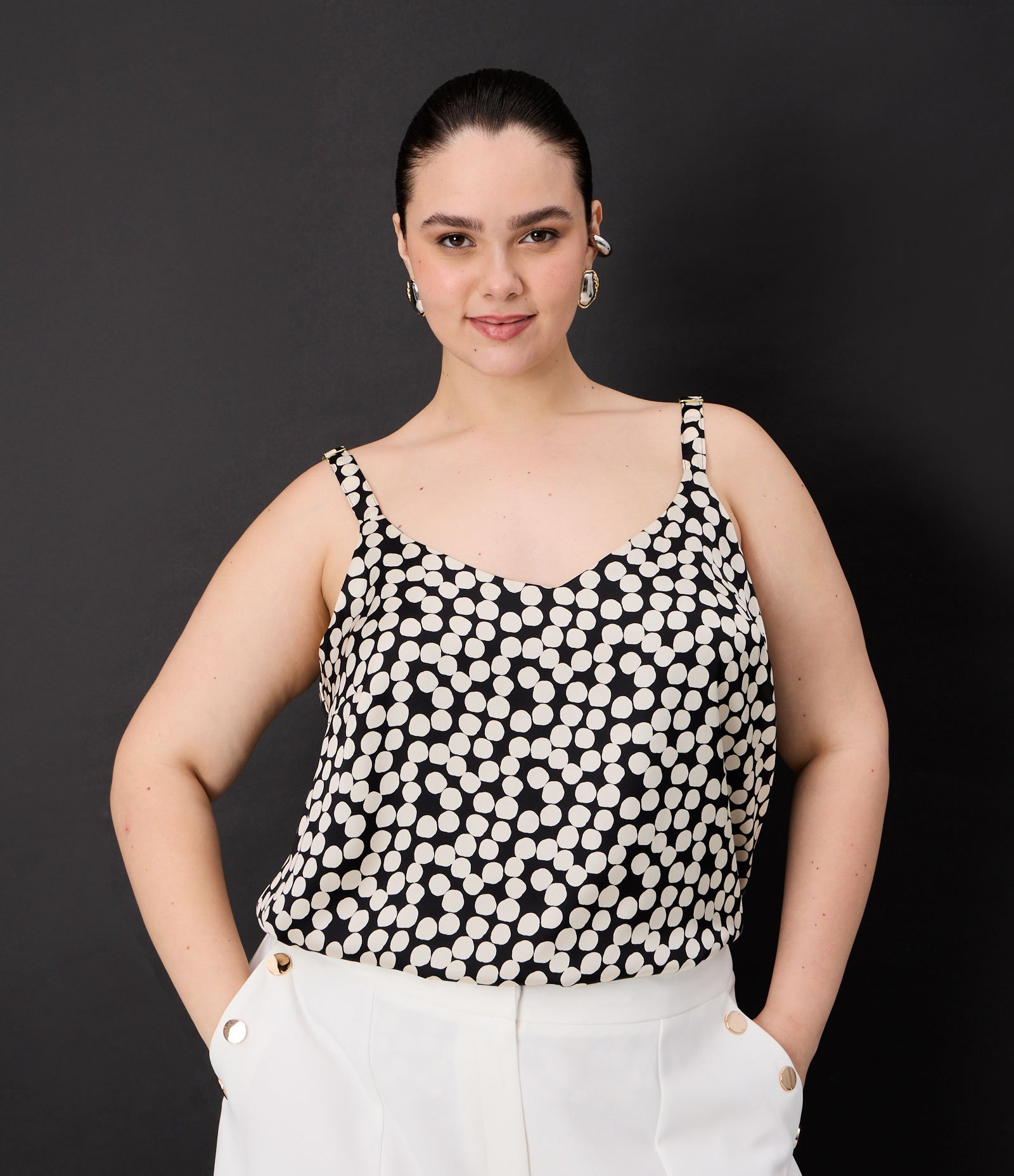 Regata em Crepe Acetinado Poá com Alça Larga Curve & Plus Size Preto/Branco 1
