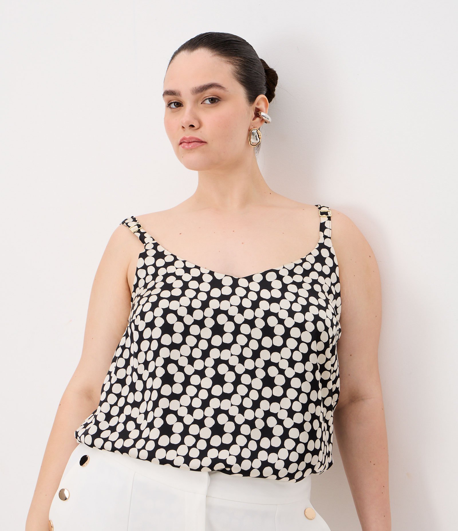 Regata em Crepe Acetinado Poá com Alça Larga Curve & Plus Size Preto/Branco 2