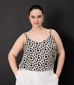 Regata em Crepe Acetinado Poá com Alça Larga Curve & Plus Size