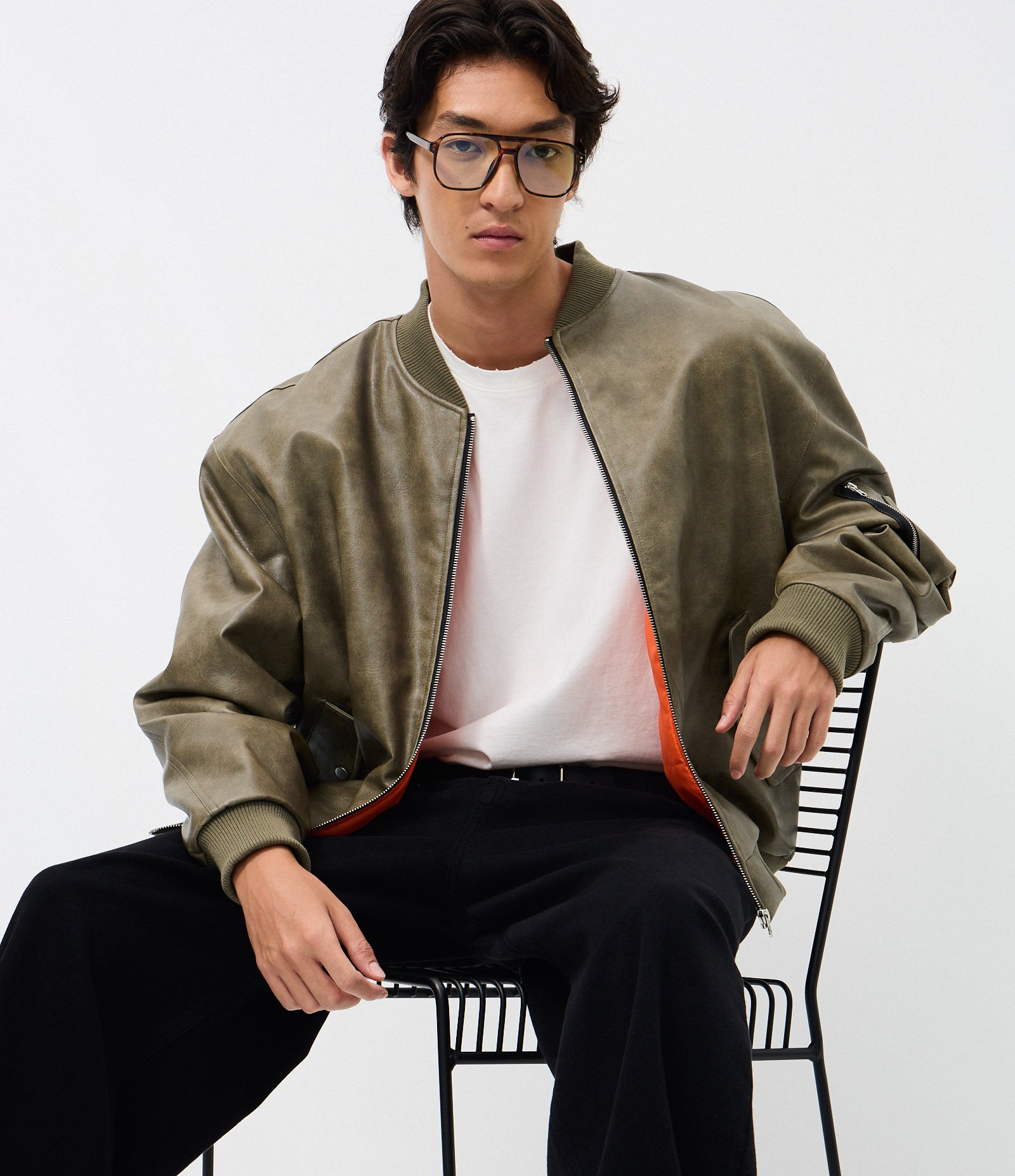 Jaqueta Bomber em PU com Zíper e Bolsos Cinza 1