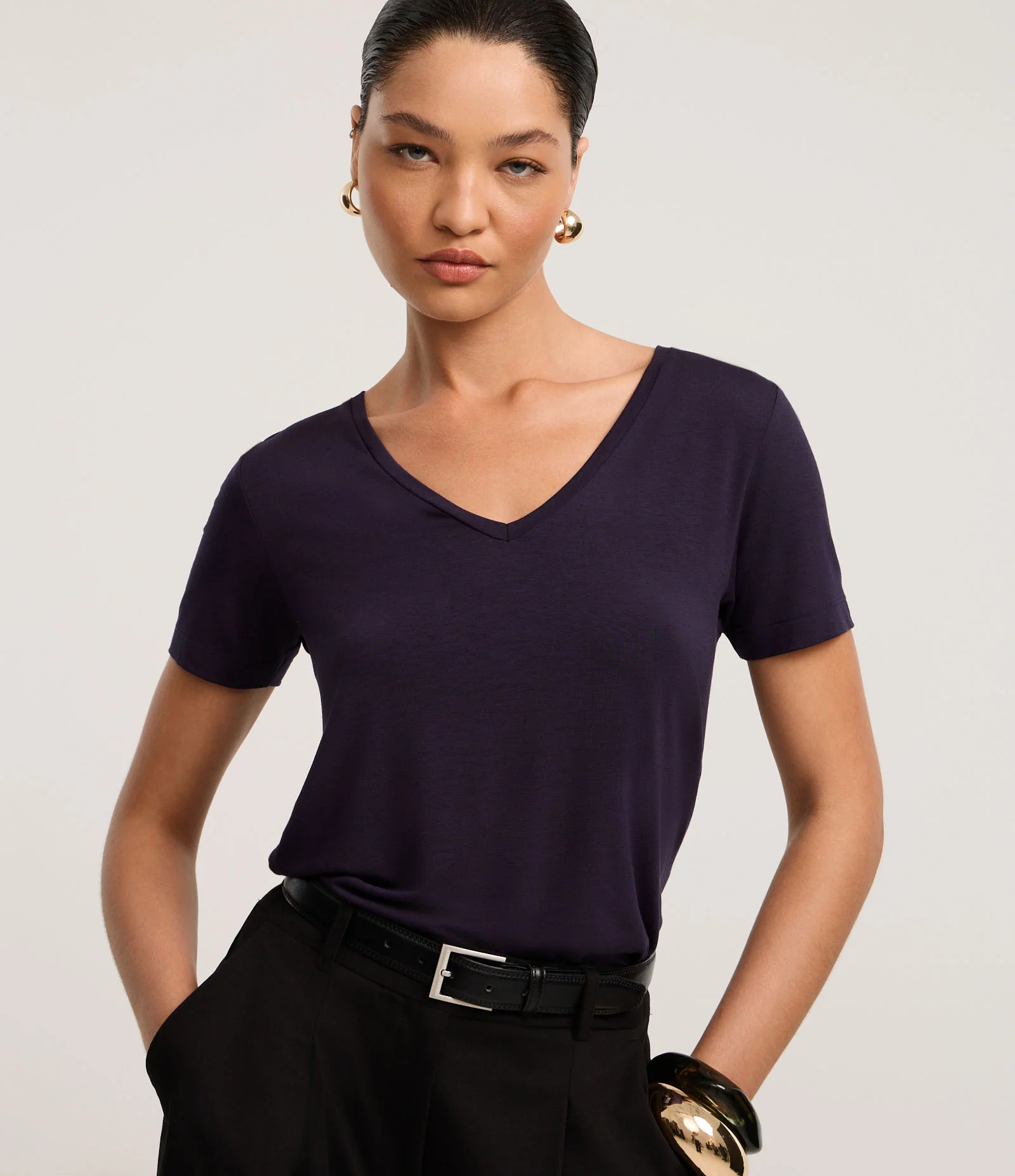 Blusa Básica em Viscose com Decote V Azul Marinho 1