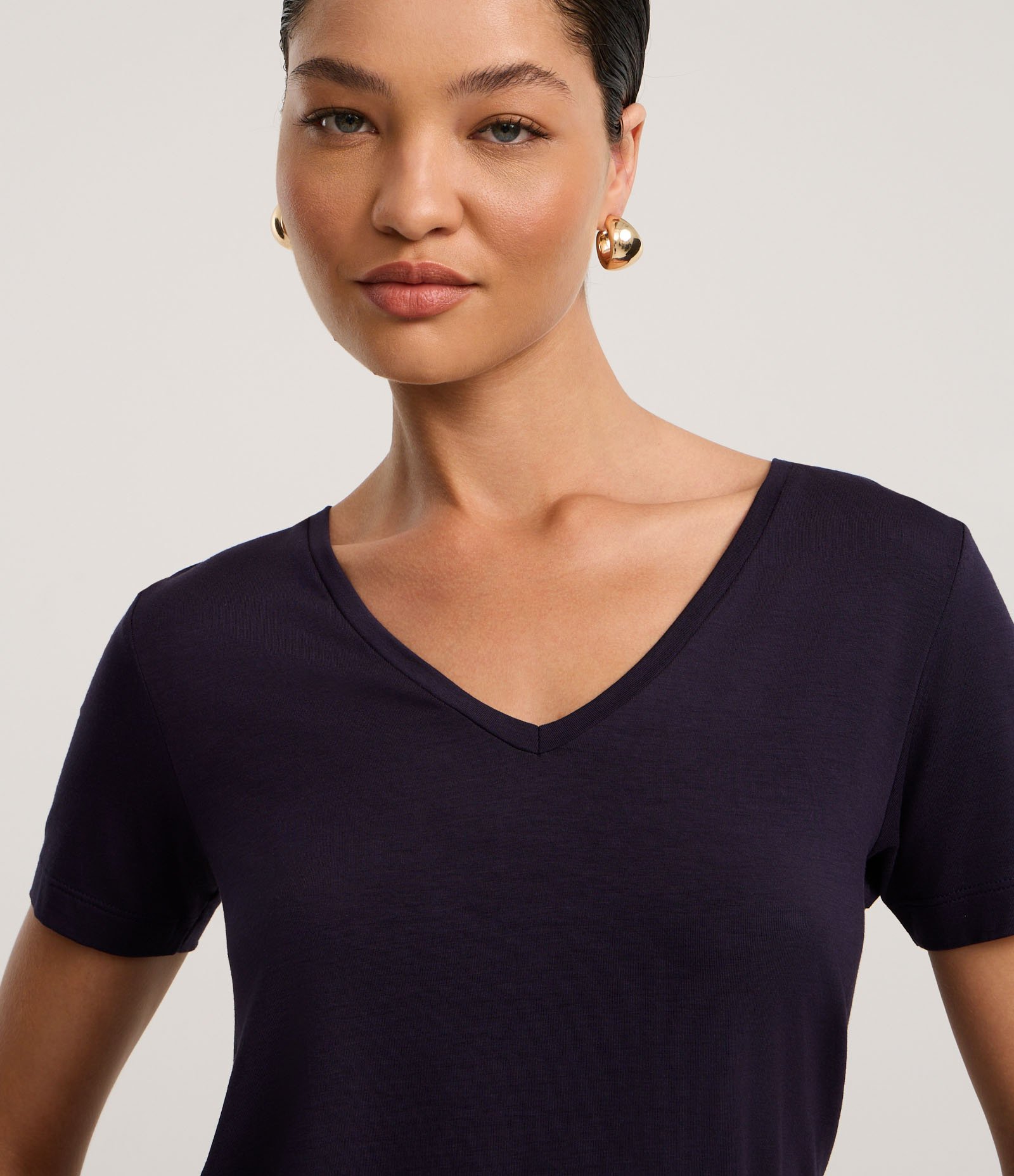 Blusa Básica em Viscose com Decote V Azul Marinho 3