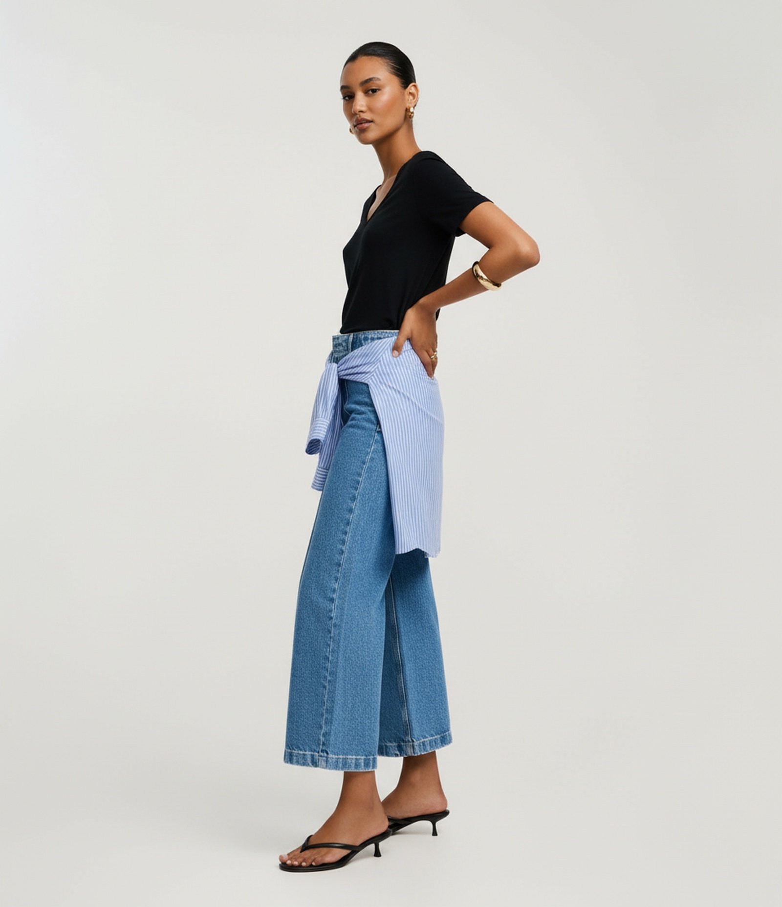 Blusa T-shirt Básica em Viscose com Decote V Preto 4