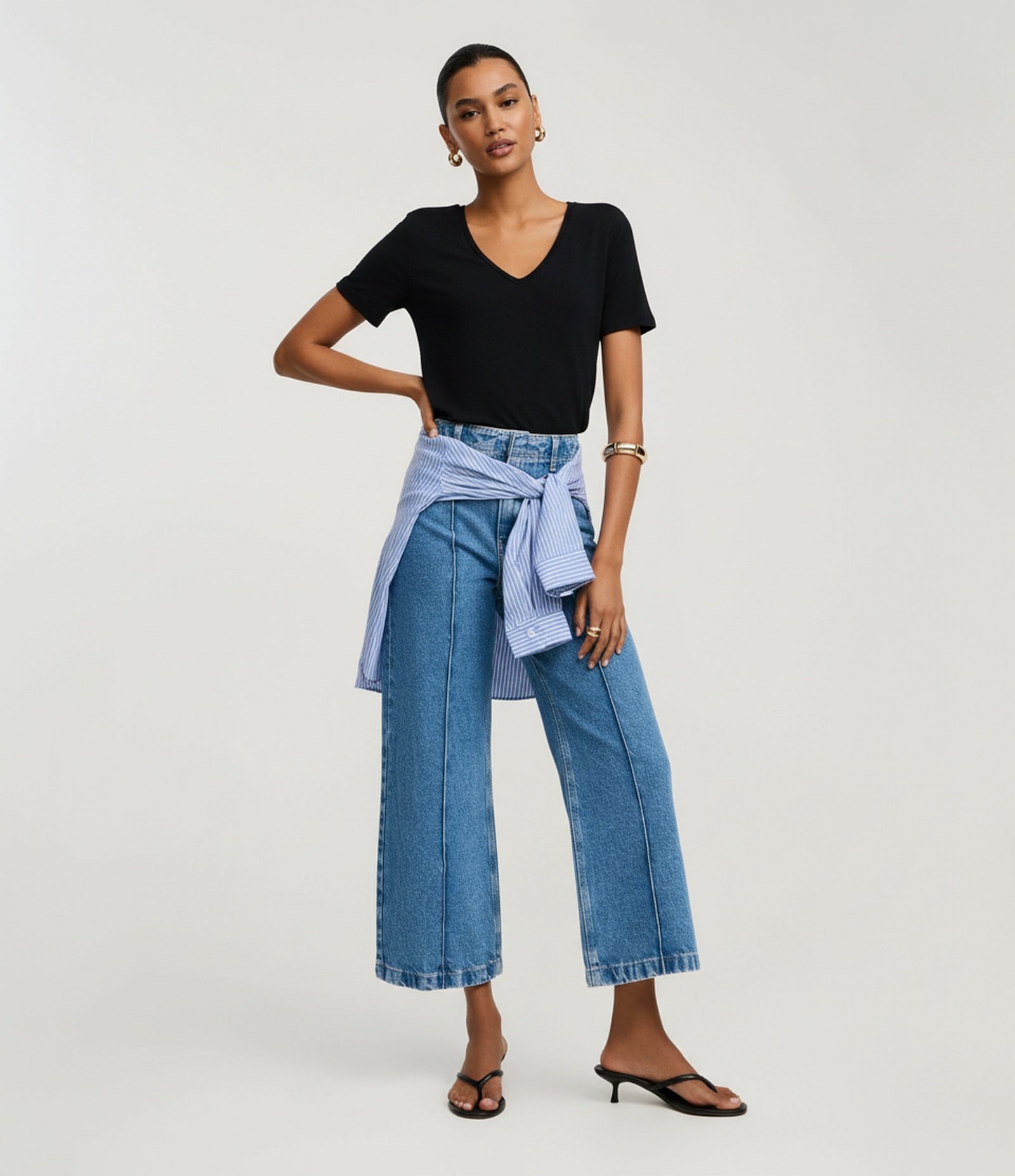 Blusa T-shirt Básica em Viscose com Decote V Preto 6