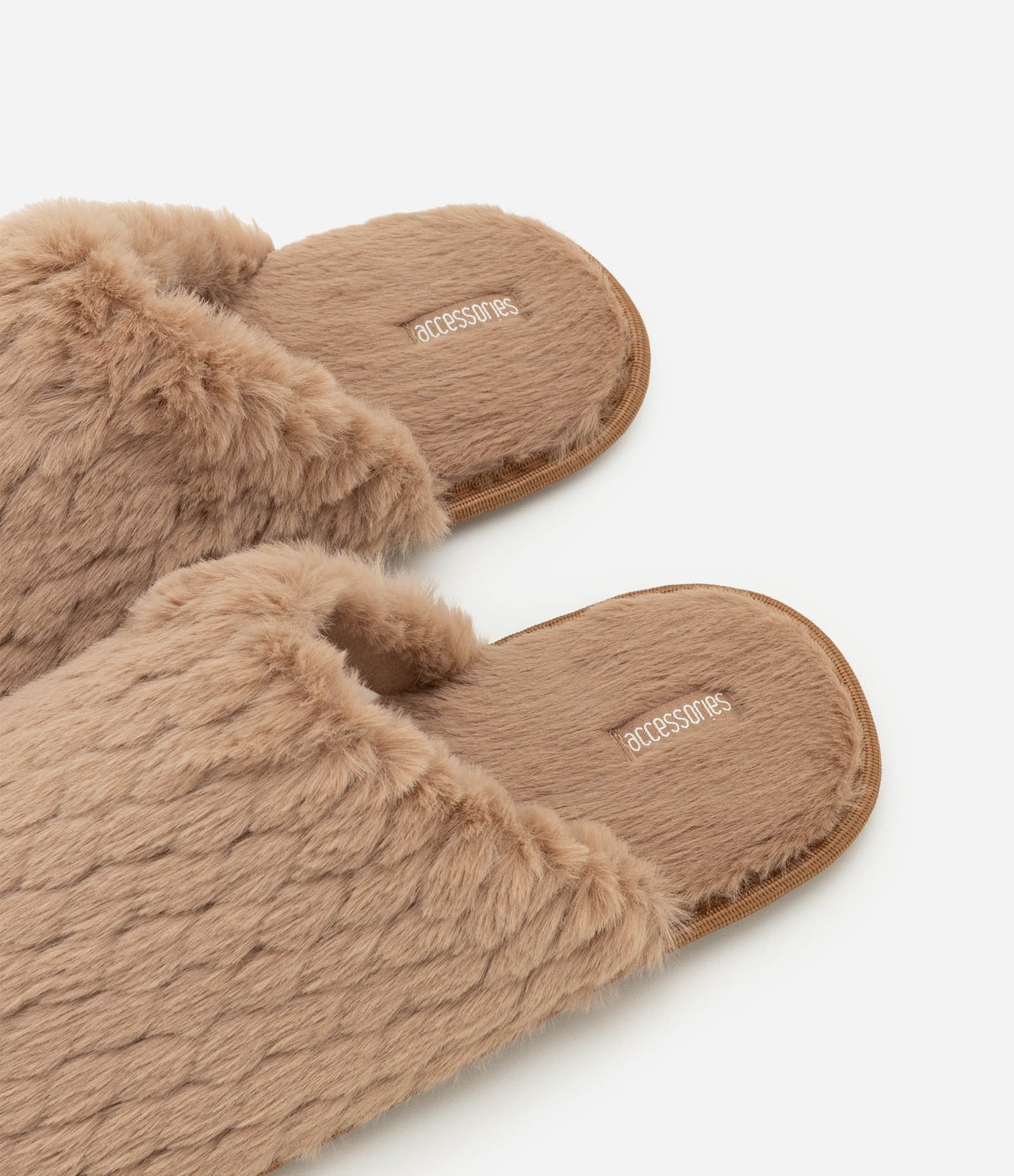 Pantufa Fechada com Pelinhos em Escamas Marrom 3