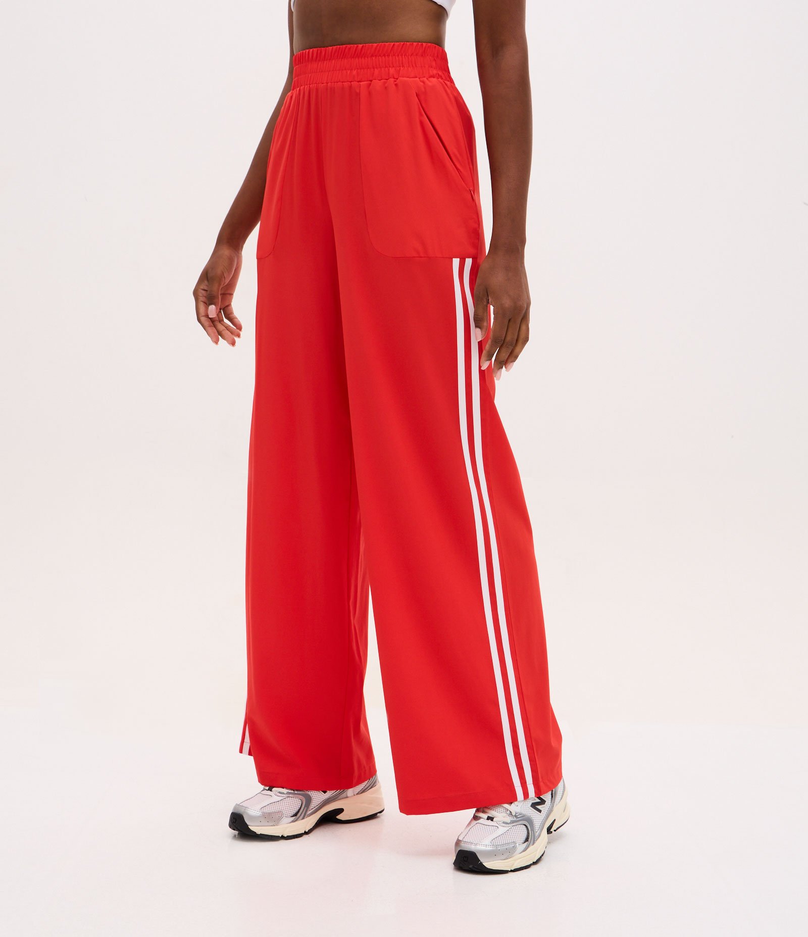 Calça Esportiva com Listra Lateral Contrastante e Bolsos Vermelho 2