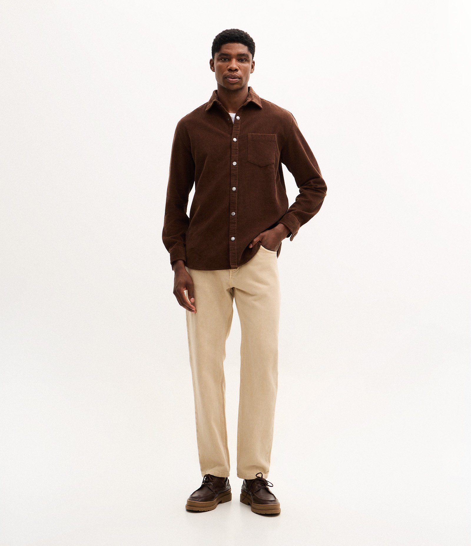 Camisa em Veludo com Bolso no Peito e Abotoamento Marrom Escuro 2