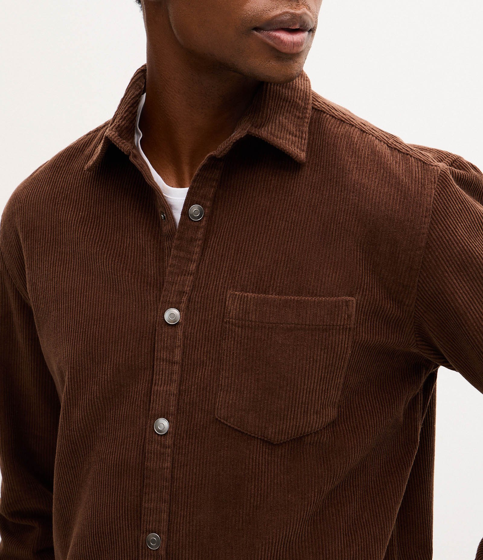 Camisa em Veludo com Bolso no Peito e Abotoamento Marrom Escuro 3