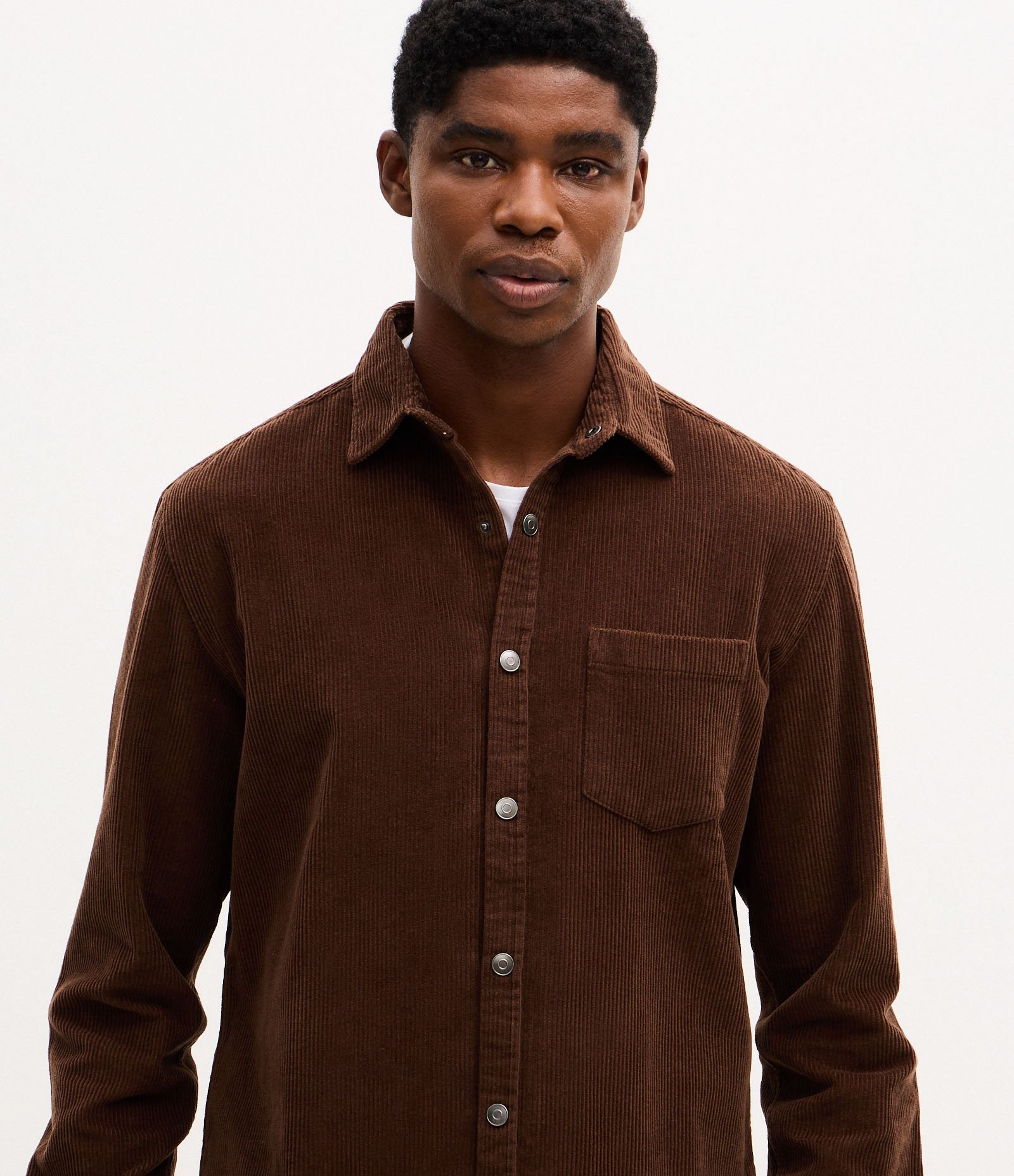 Camisa em Veludo com Bolso no Peito e Abotoamento Marrom Escuro 4