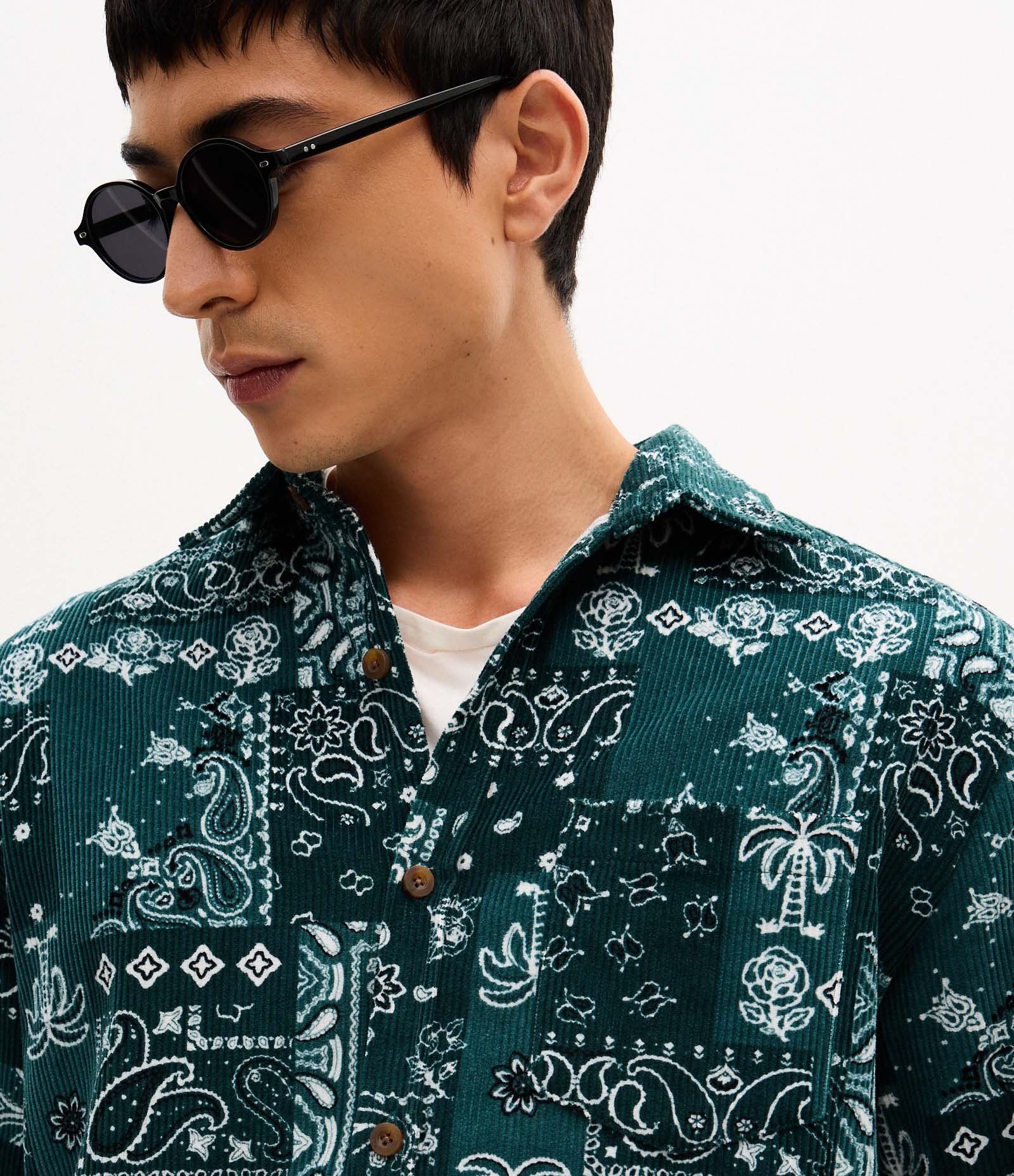 Camisa em Veludo com Botões e Estampa Paisley Verde 3