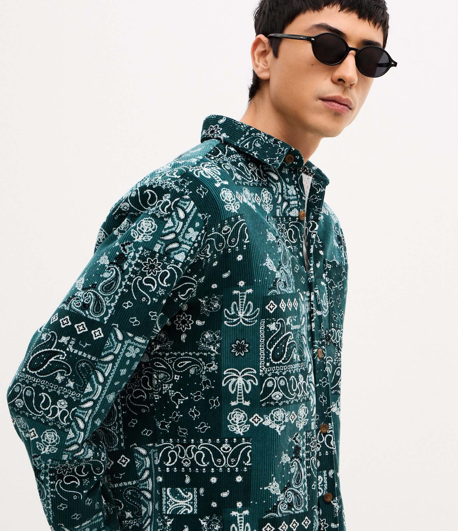 Camisa em Veludo com Botões e Estampa Paisley Verde 5