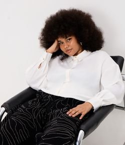 Camisa em Cetim com Manga Bufante Curve & Plus Size