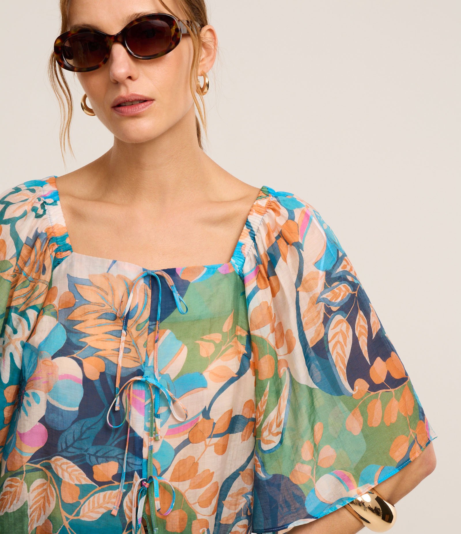 Blusa em Chiffon com Manga Ampla e Estampa Folhagem Multicores 3