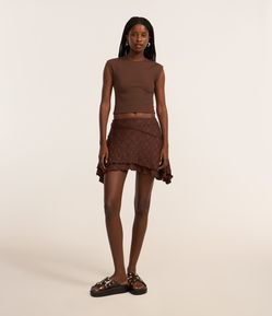 Saia Curta Evasê com Texturas e Sobreposições com Barra Assimétrica