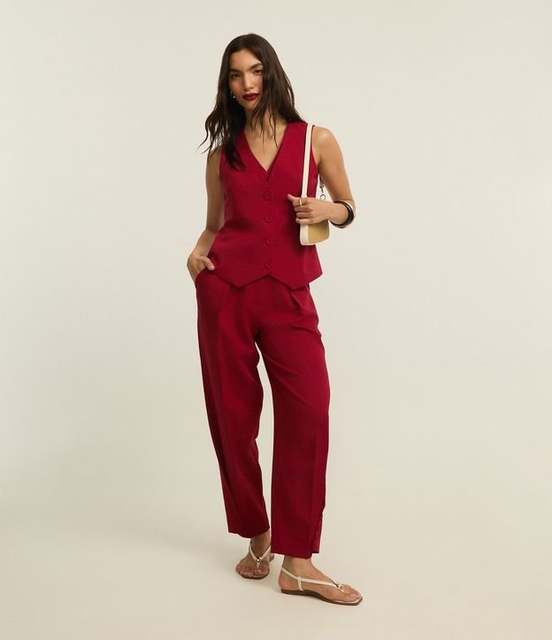 Calça Cenoura Alfaiataria com Pregas e Botões na Barra