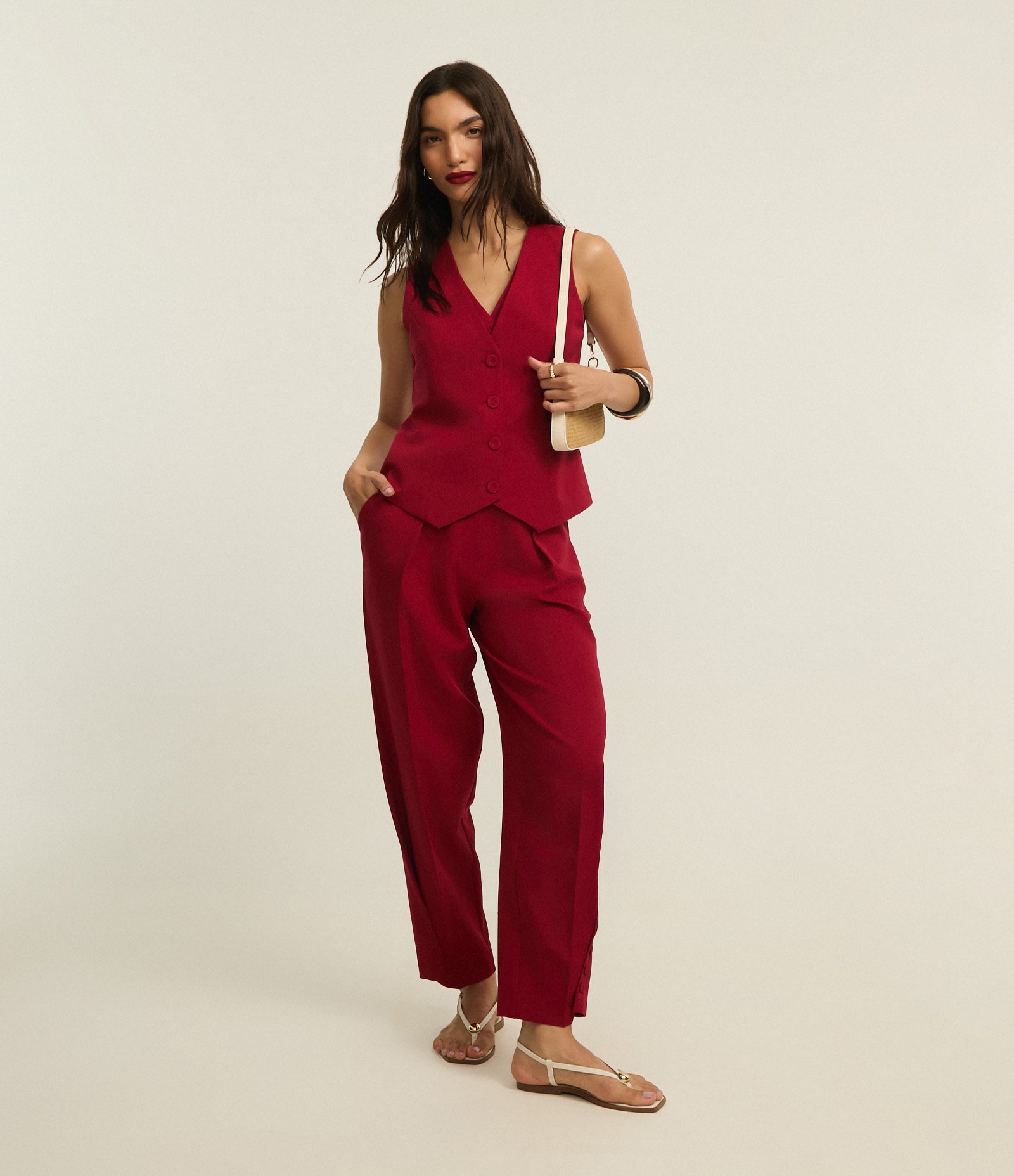 Calça Cenoura Alfaiataria com Pregas e Botões na Barra Vermelho 1