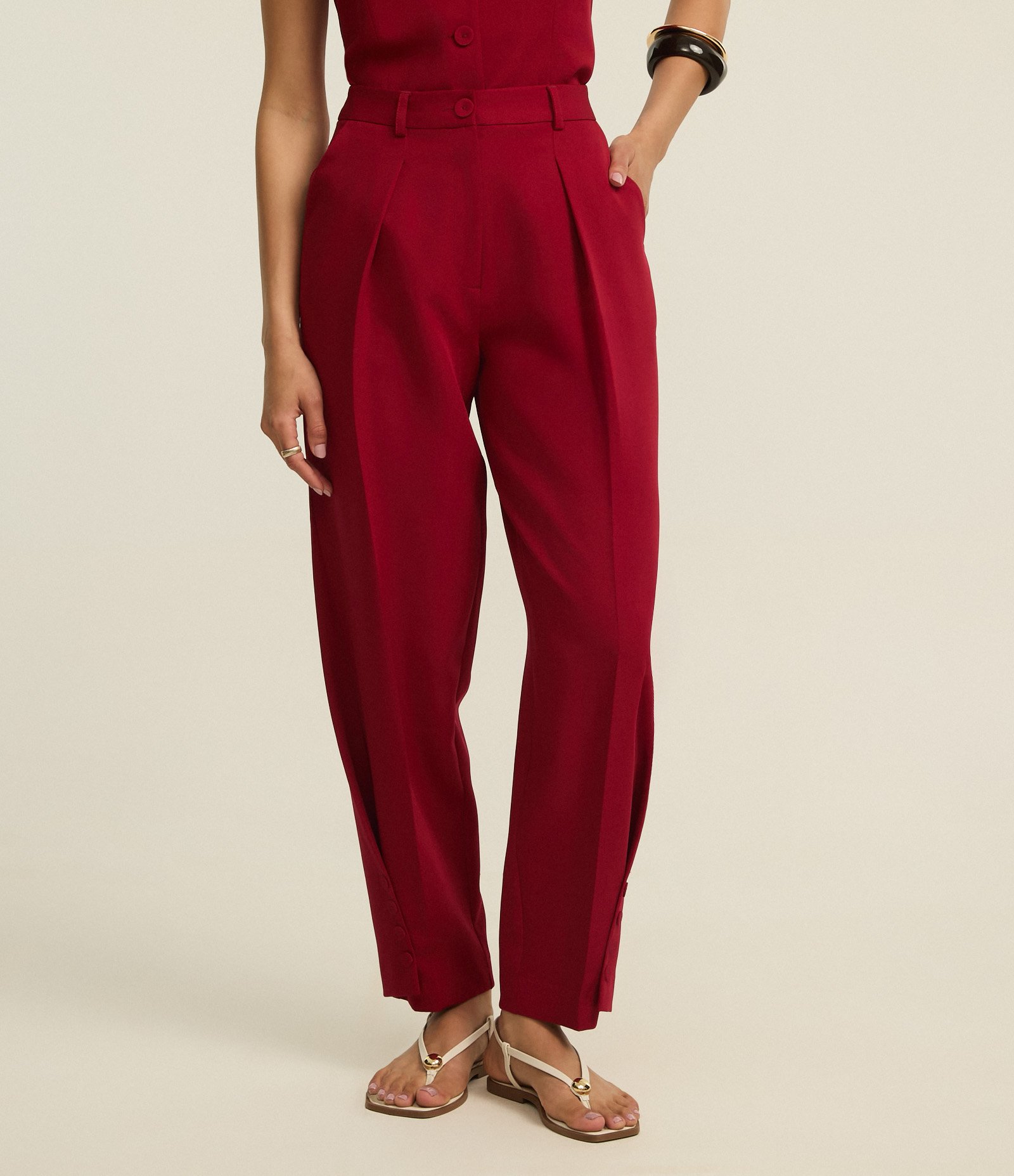 Calça Cenoura Alfaiataria com Pregas e Botões na Barra Vermelho 2