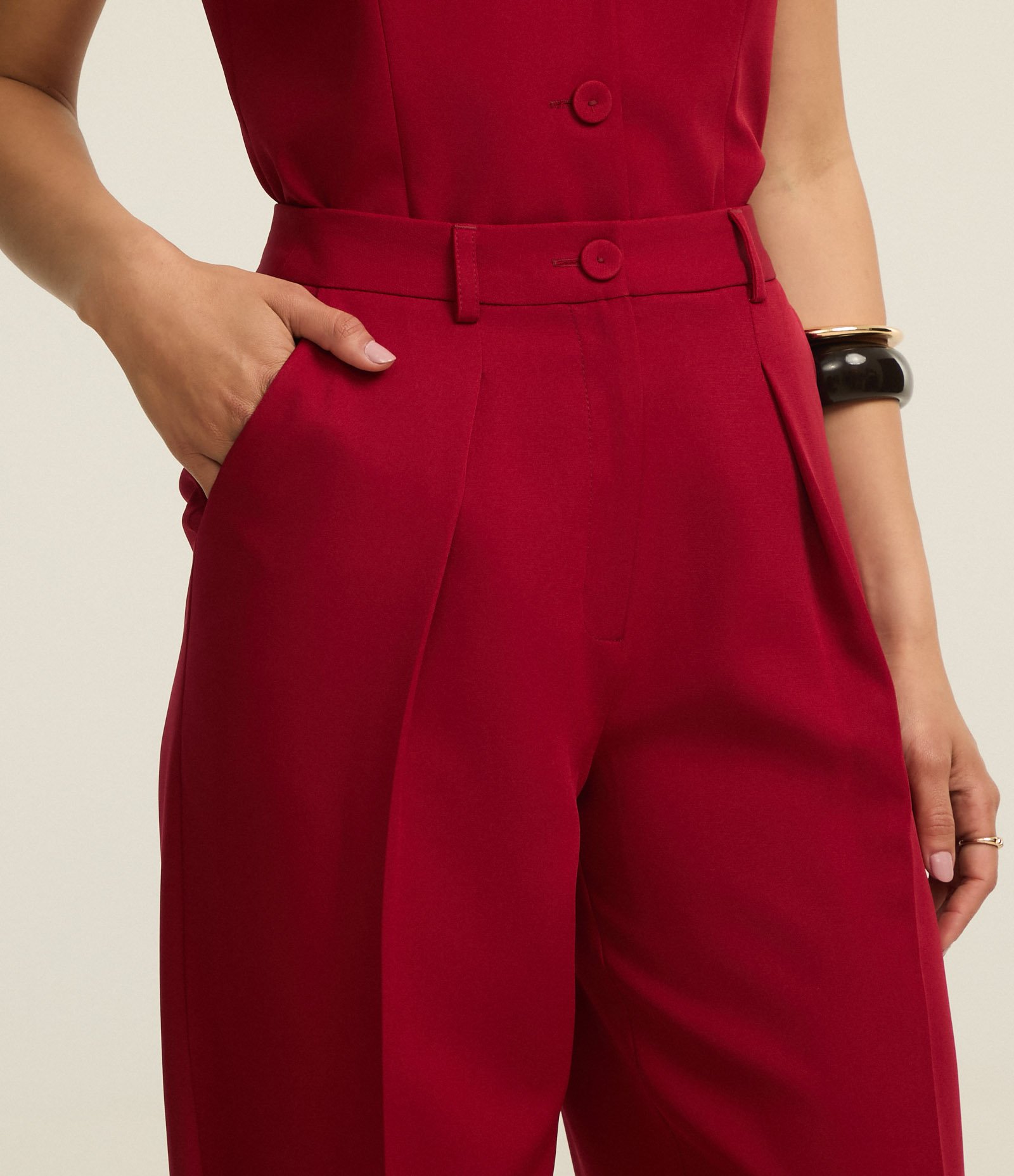 Calça Cenoura Alfaiataria com Pregas e Botões na Barra Vermelho 3