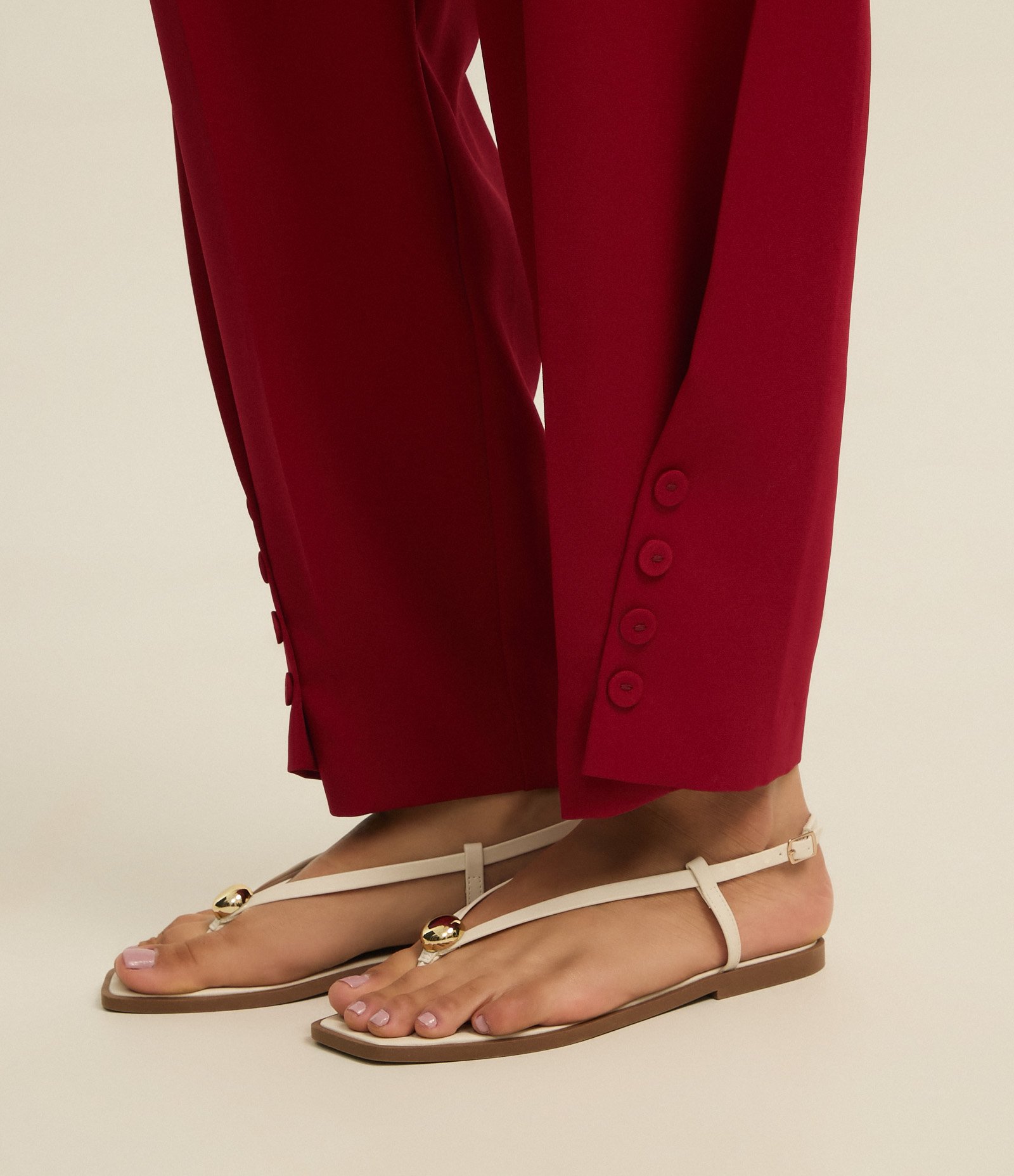 Calça Cenoura Alfaiataria com Pregas e Botões na Barra Vermelho 4