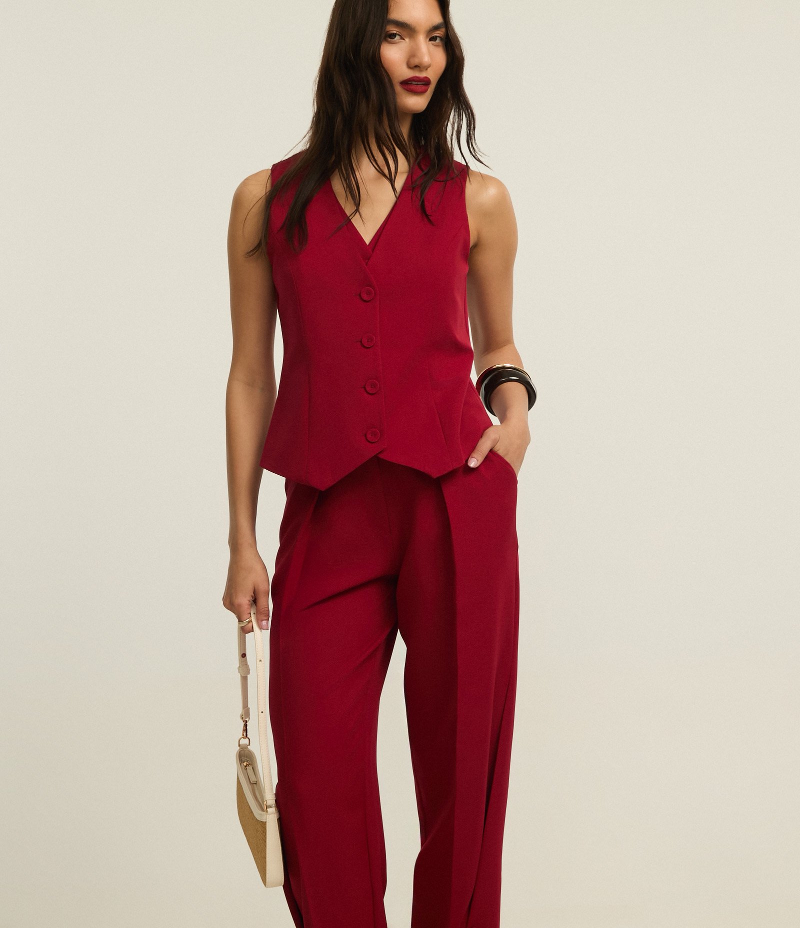 Calça Cenoura Alfaiataria com Pregas e Botões na Barra Vermelho 5