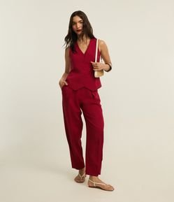 Calça Cenoura Alfaiataria com Pregas e Botões na Barra