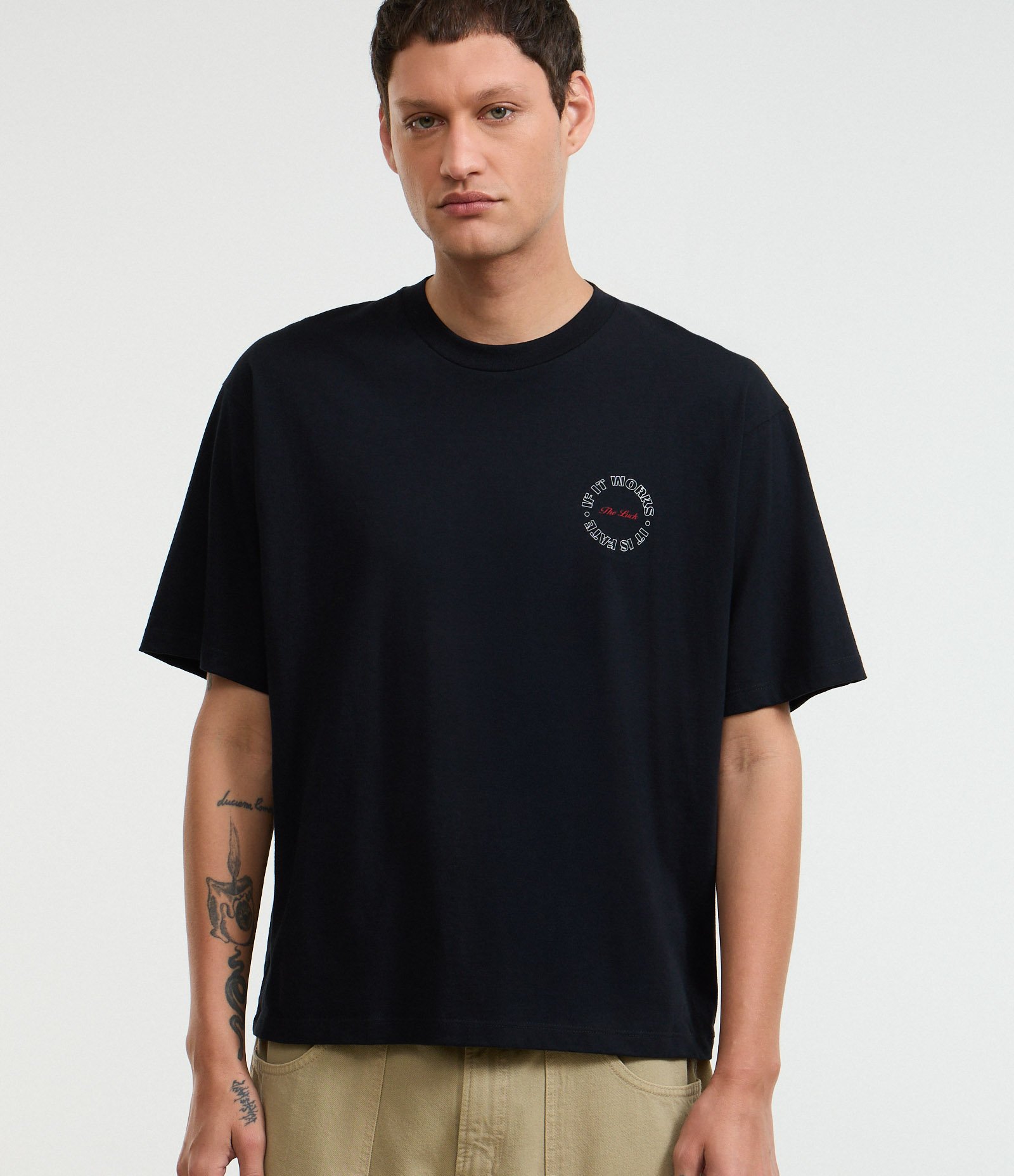 Camiseta Boxy em Algodão com Estampa de Anjos e Lettering The Luck Preto 1