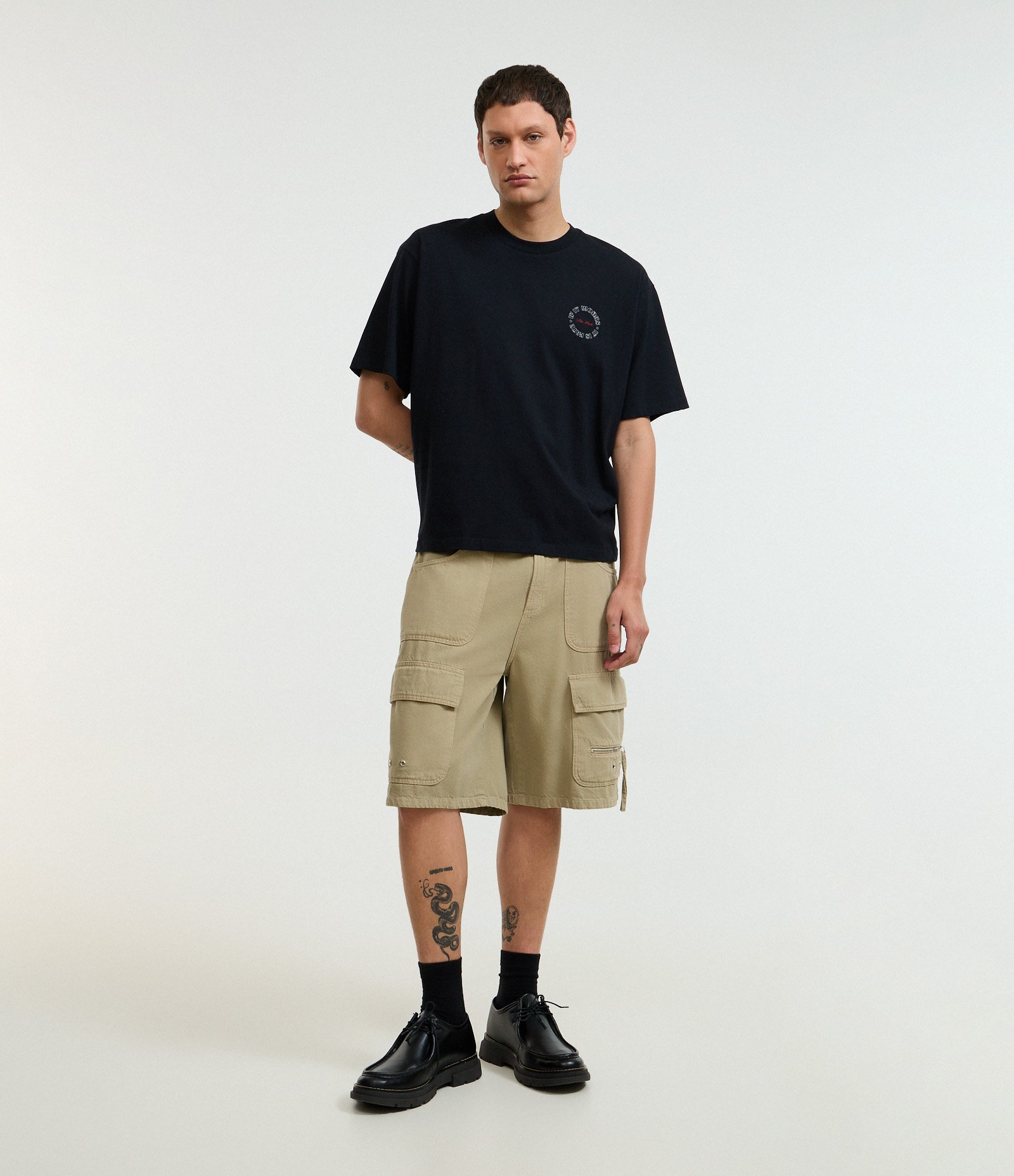 Camiseta Boxy em Algodão com Estampa de Anjos e Lettering The Luck Preto 2